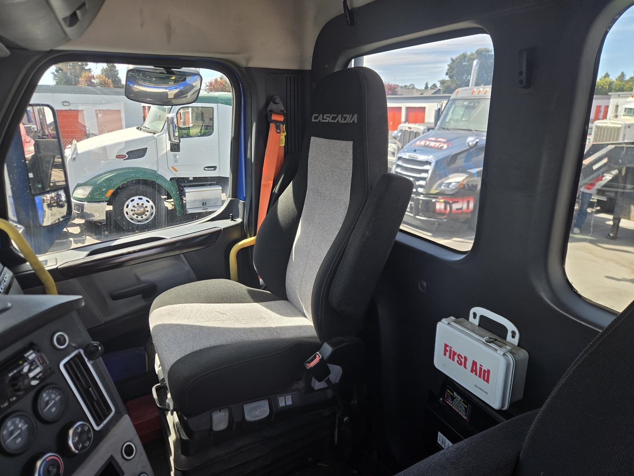 2019 Freightliner Cascadia 126 Semi Trucks/Trailer