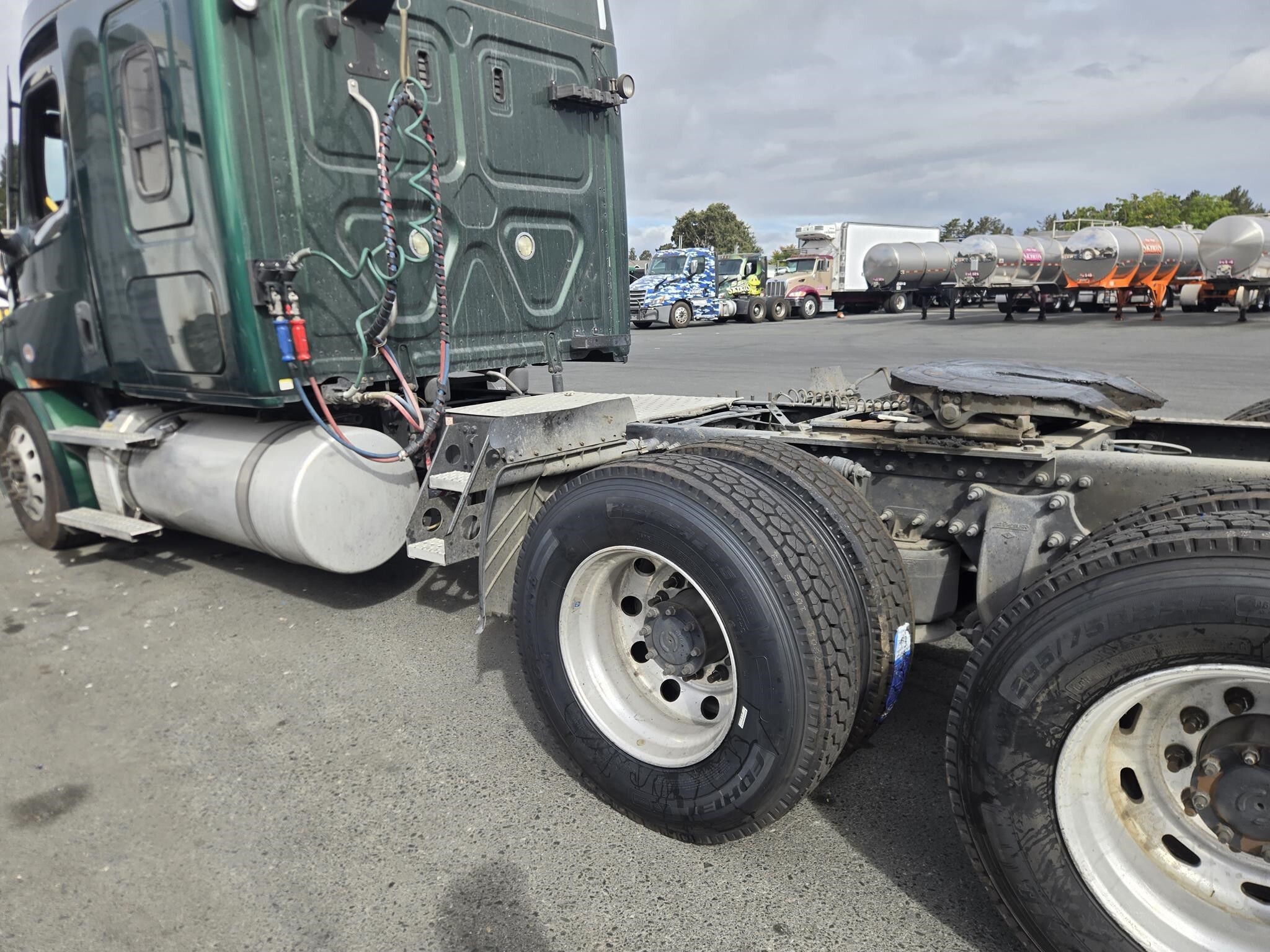 2022 Freightliner CASCADIA 116 Semi Trucks/Trailer