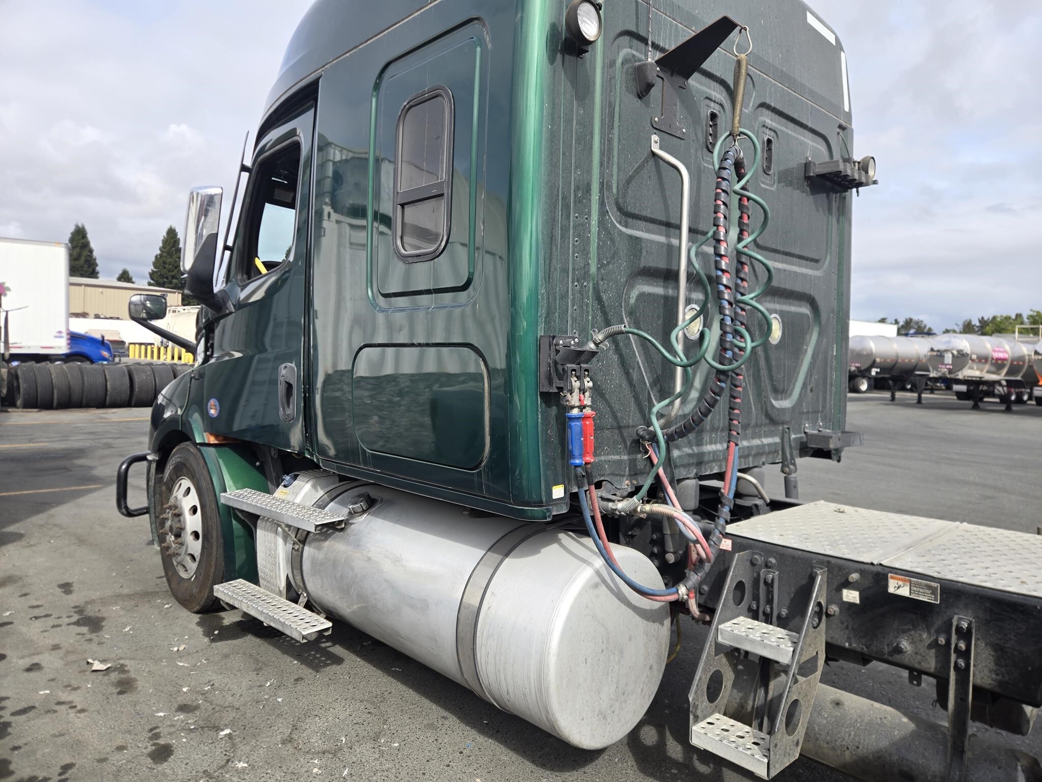 2022 Freightliner CASCADIA 116 Semi Trucks/Trailer