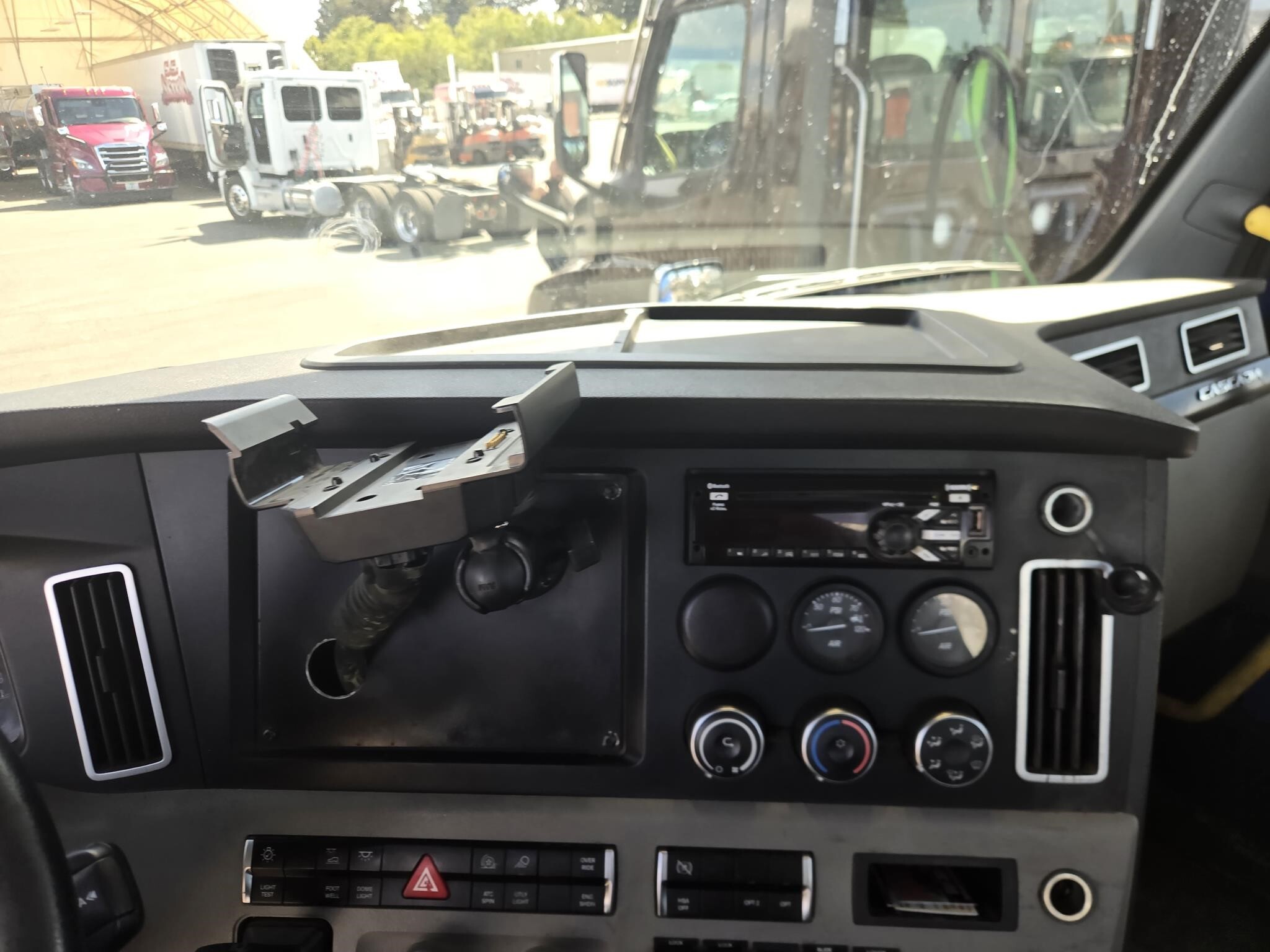 2019 Freightliner Cascadia 126 Semi Trucks/Trailer