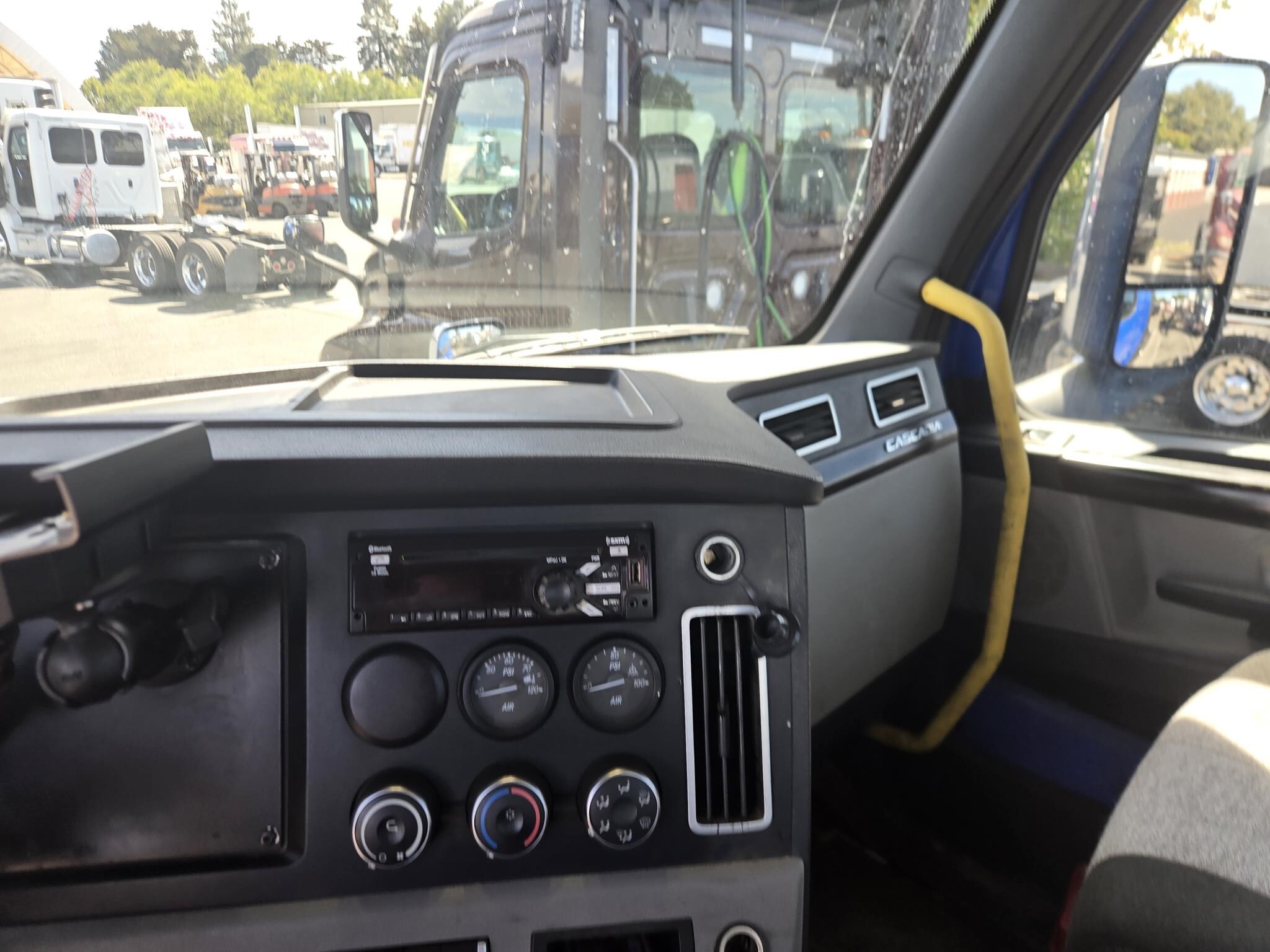 2019 Freightliner Cascadia 126 Semi Trucks/Trailer