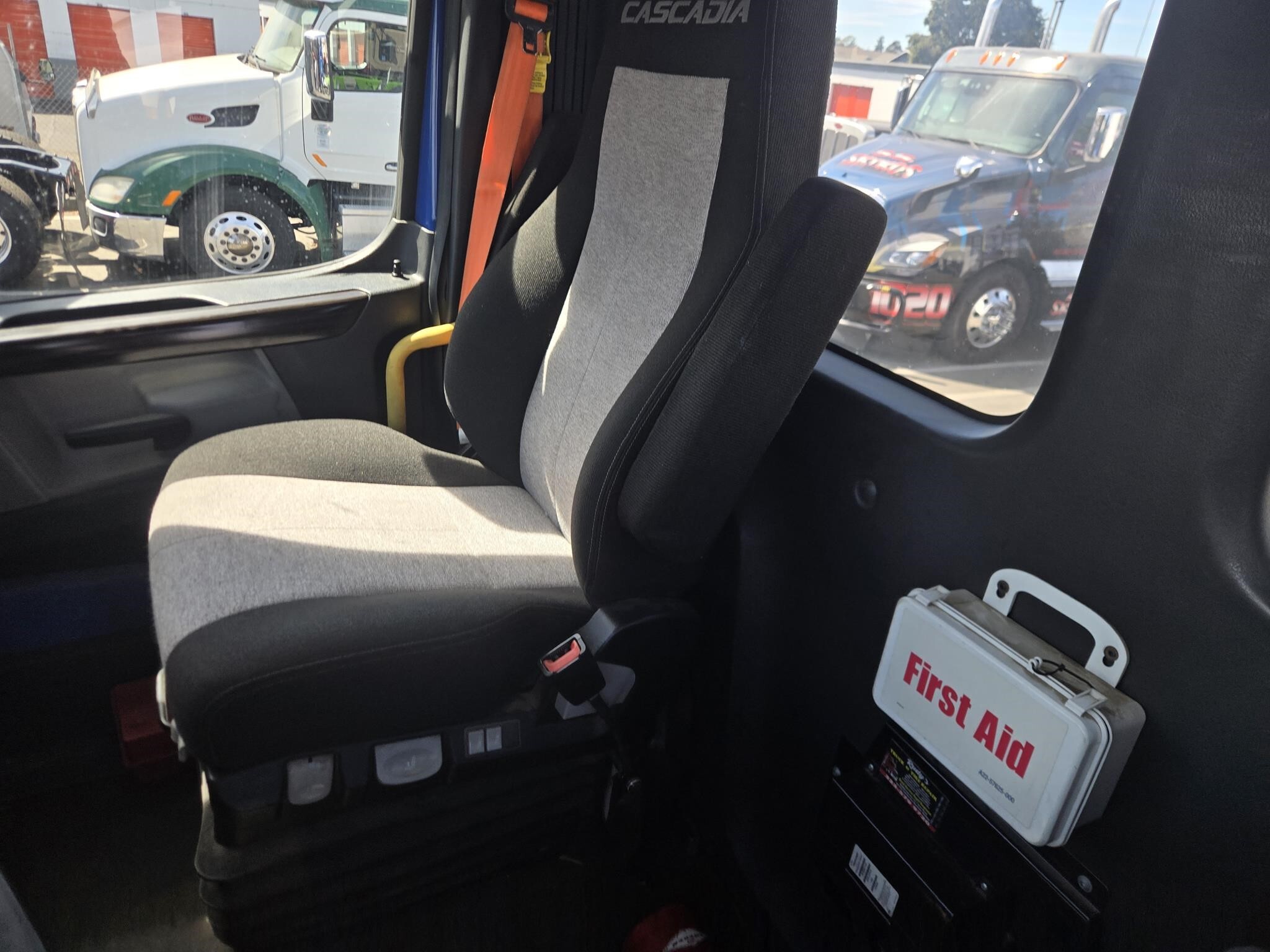 2019 Freightliner Cascadia 126 Semi Trucks/Trailer