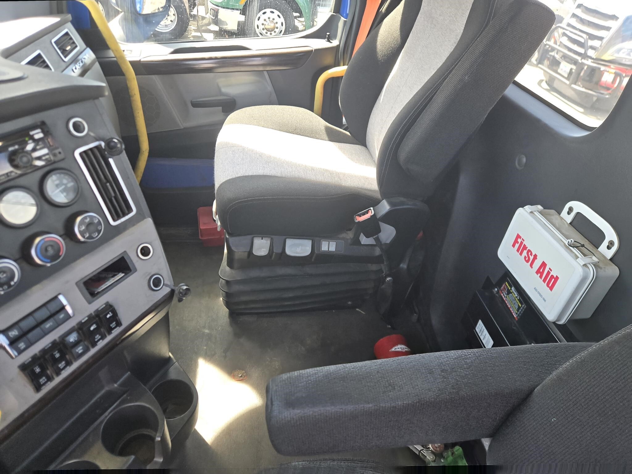 2019 Freightliner Cascadia 126 Semi Trucks/Trailer