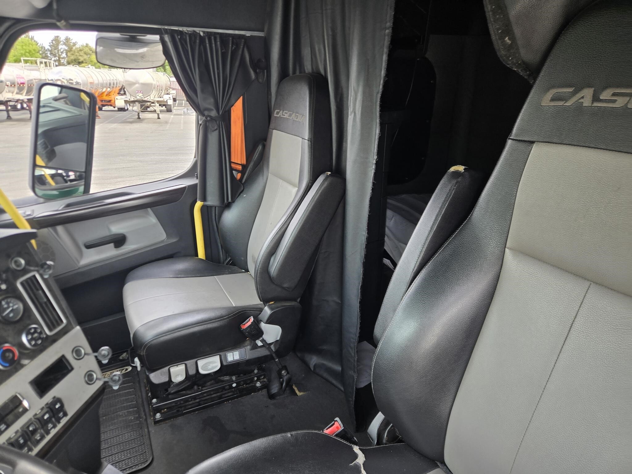 2022 Freightliner CASCADIA 116 Semi Trucks/Trailer