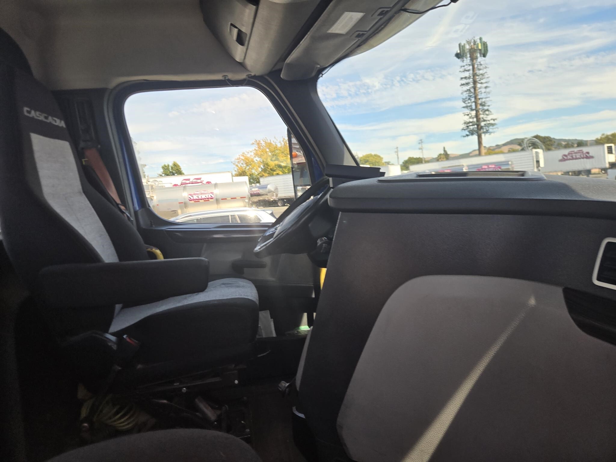 2019 Freightliner Cascadia 126 Semi Trucks/Trailer