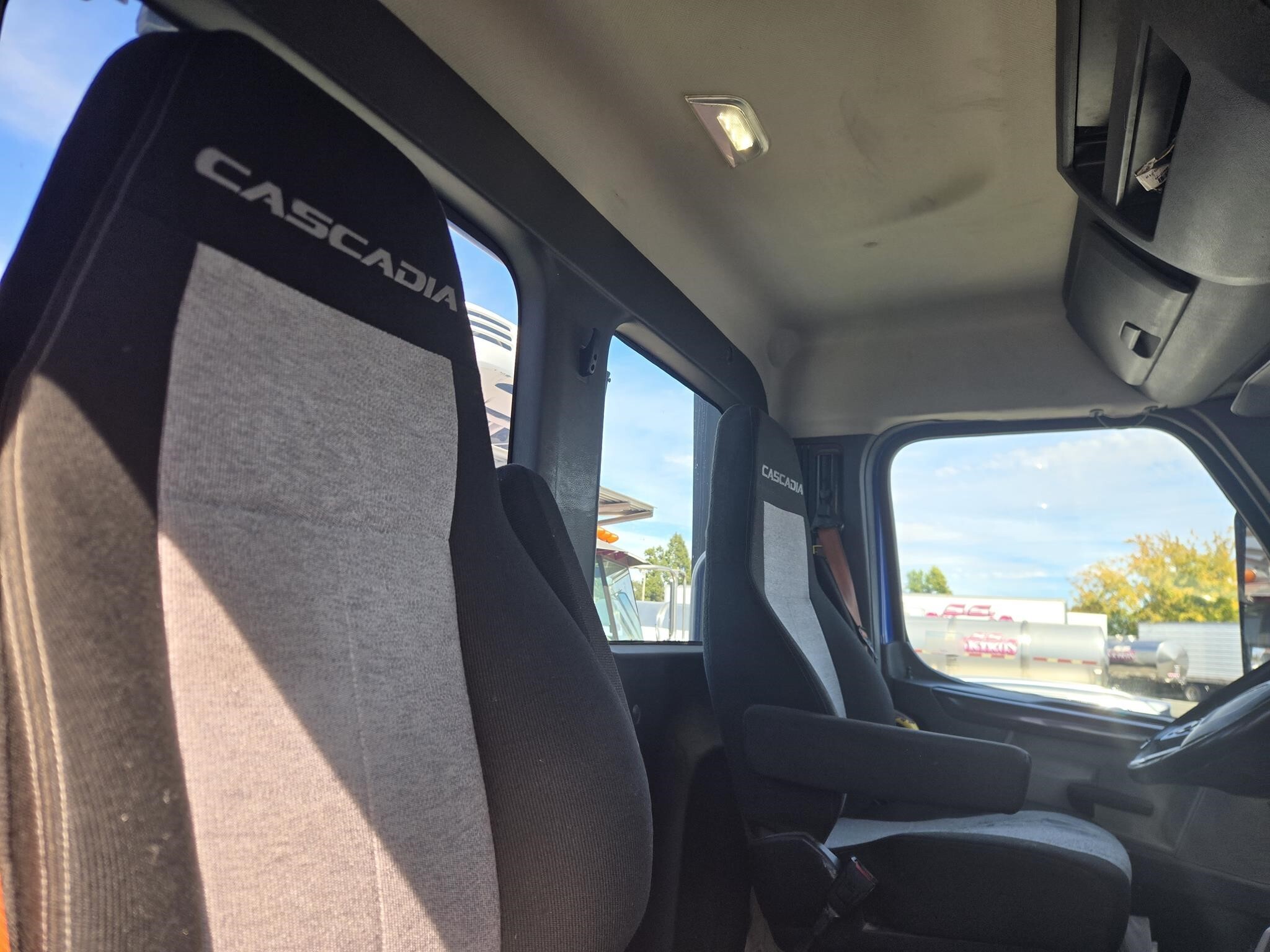 2019 Freightliner Cascadia 126 Semi Trucks/Trailer