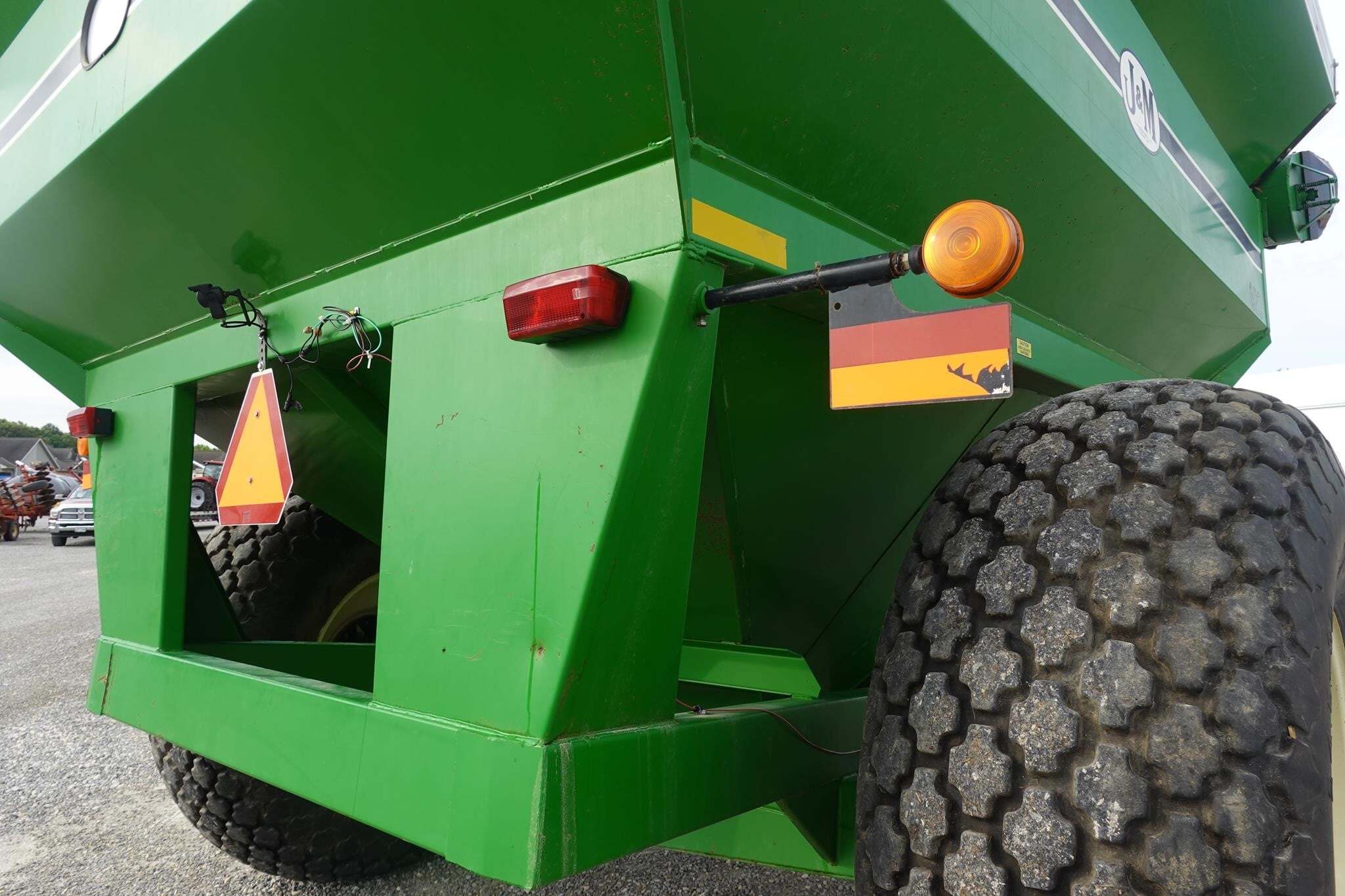 2001 J&M 620-14 Grain Cart