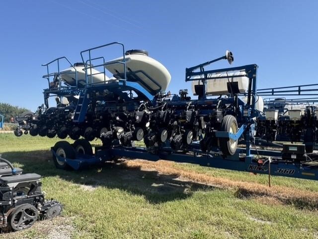2010 Kinze 3660 ASD Planter