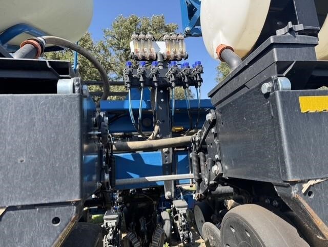 2010 Kinze 3660 ASD Planter