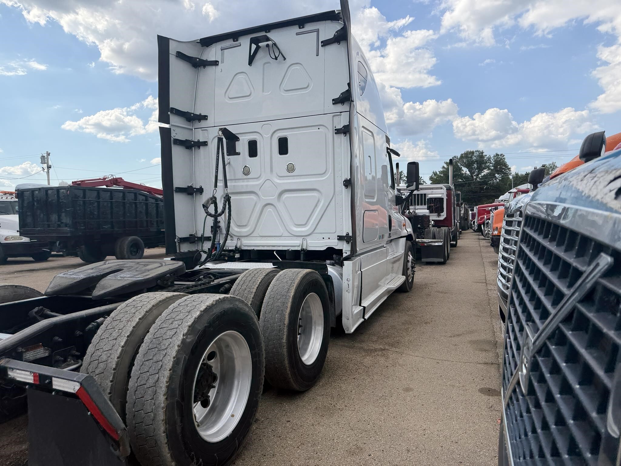 2016 Freightliner Cascadia 125 Semi Trucks/Trailer