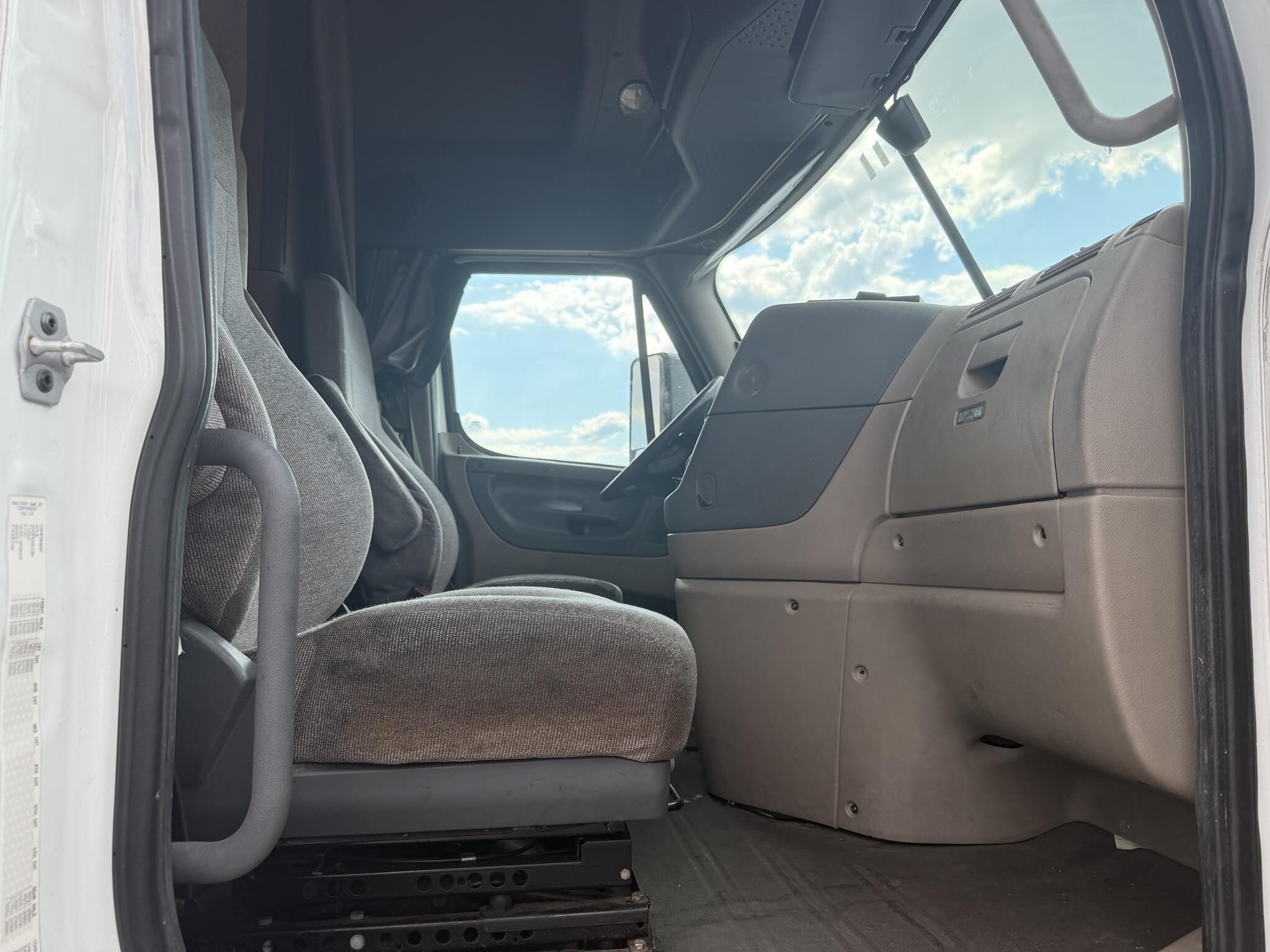 2016 Freightliner Cascadia 125 Semi Trucks/Trailer