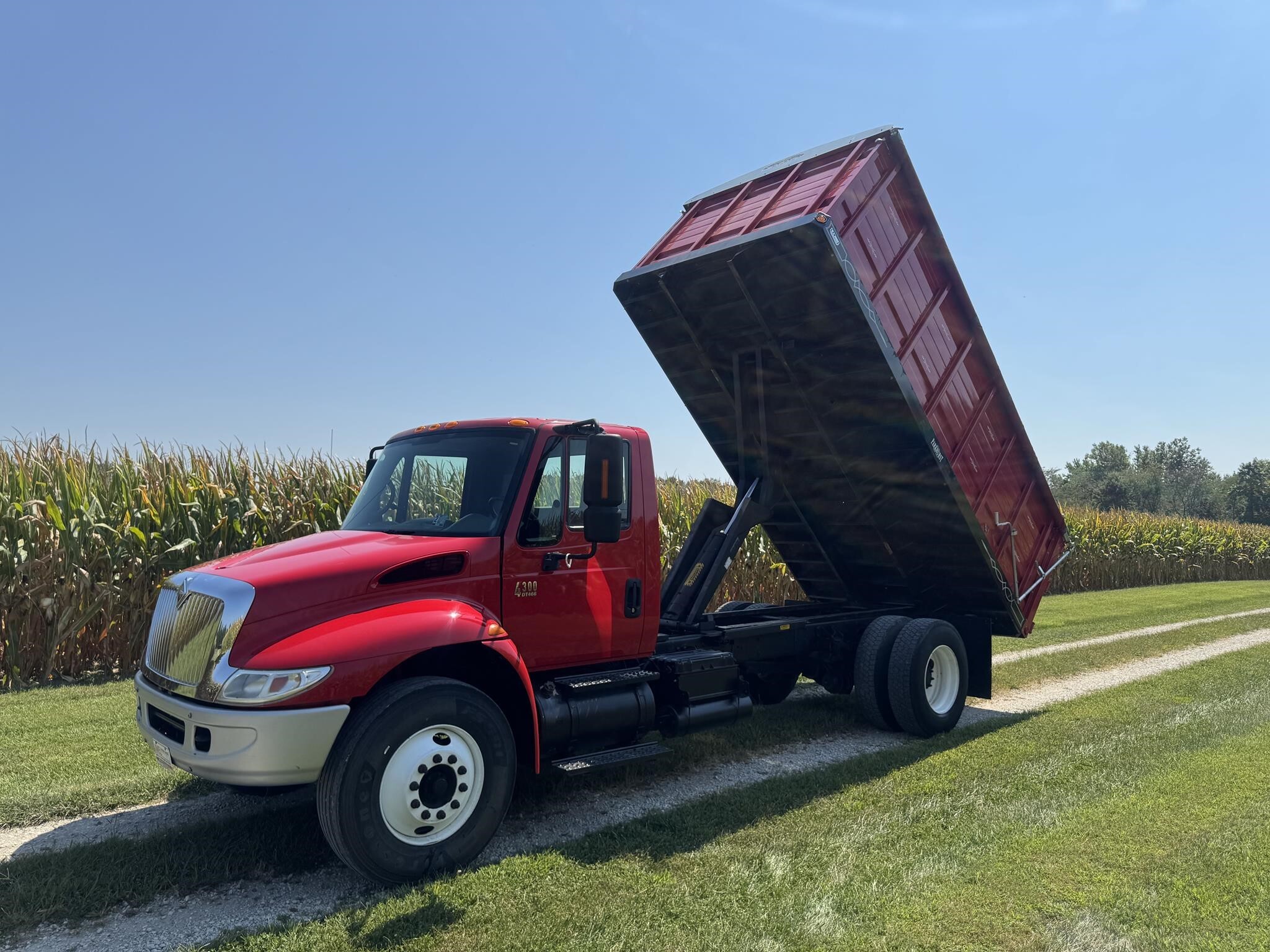 2005 International DURASTAR 4300 Semi Trucks/Trailer