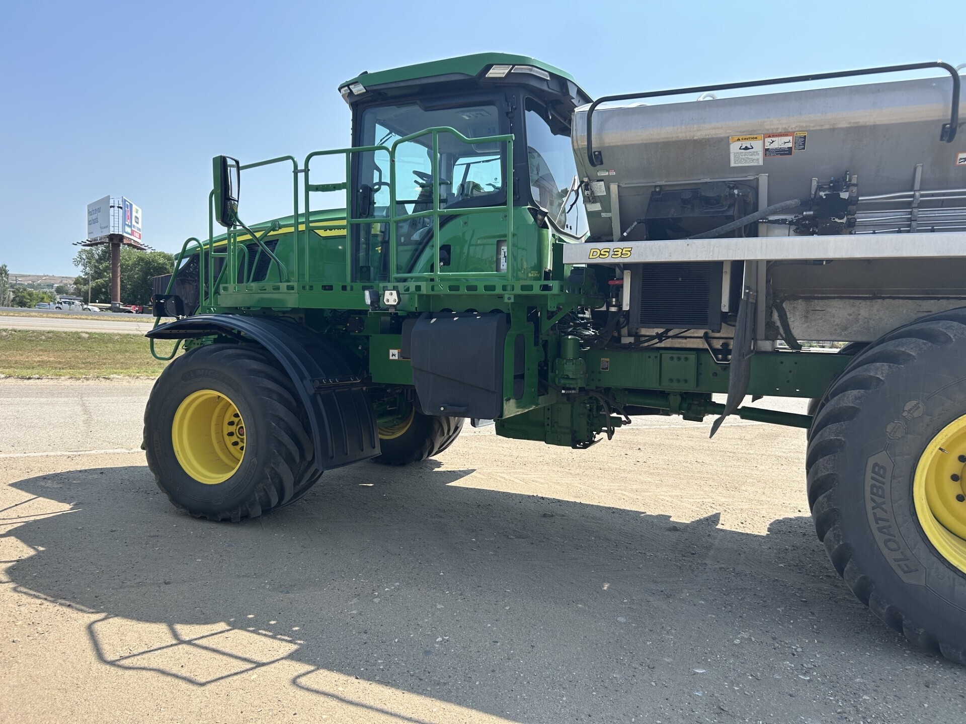 2023 John Deere 800R Self-Propelled Fertilizer Spreader