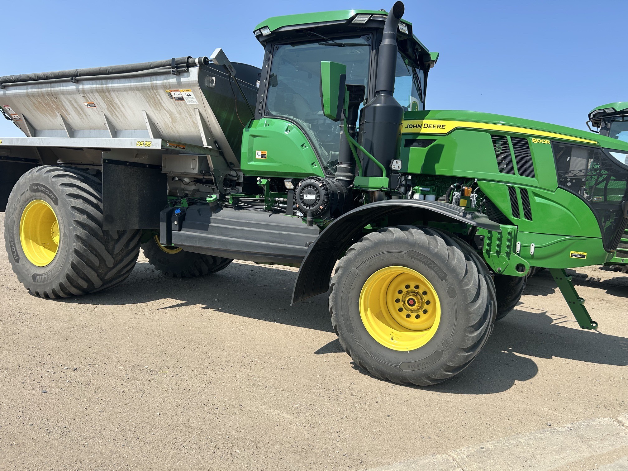 2023 John Deere 800R Self-Propelled Fertilizer Spreader