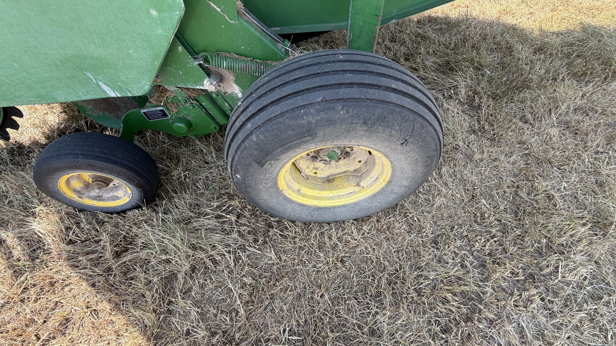 1999 John Deere 566 Round Baler