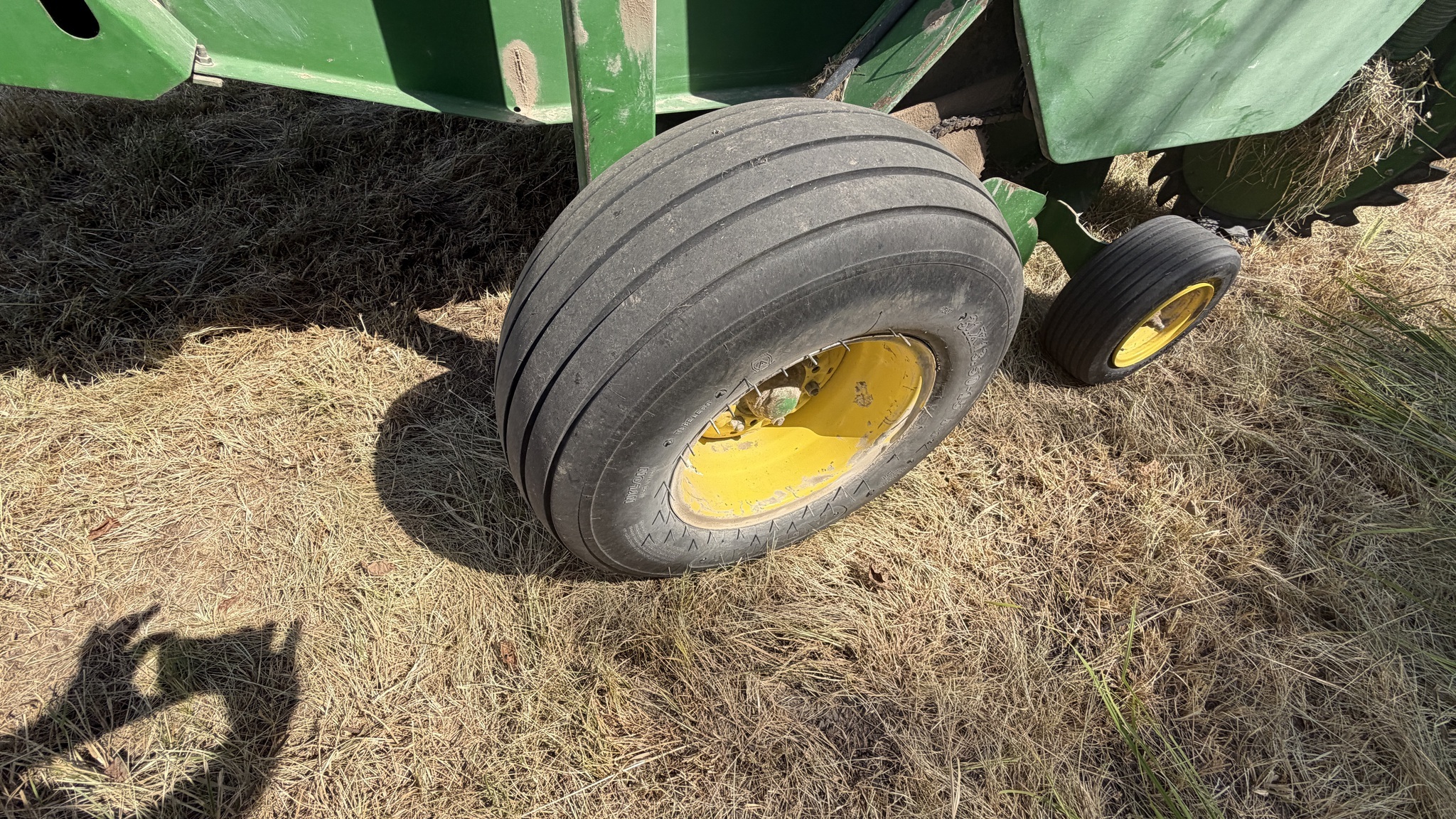 1999 John Deere 566 Round Baler