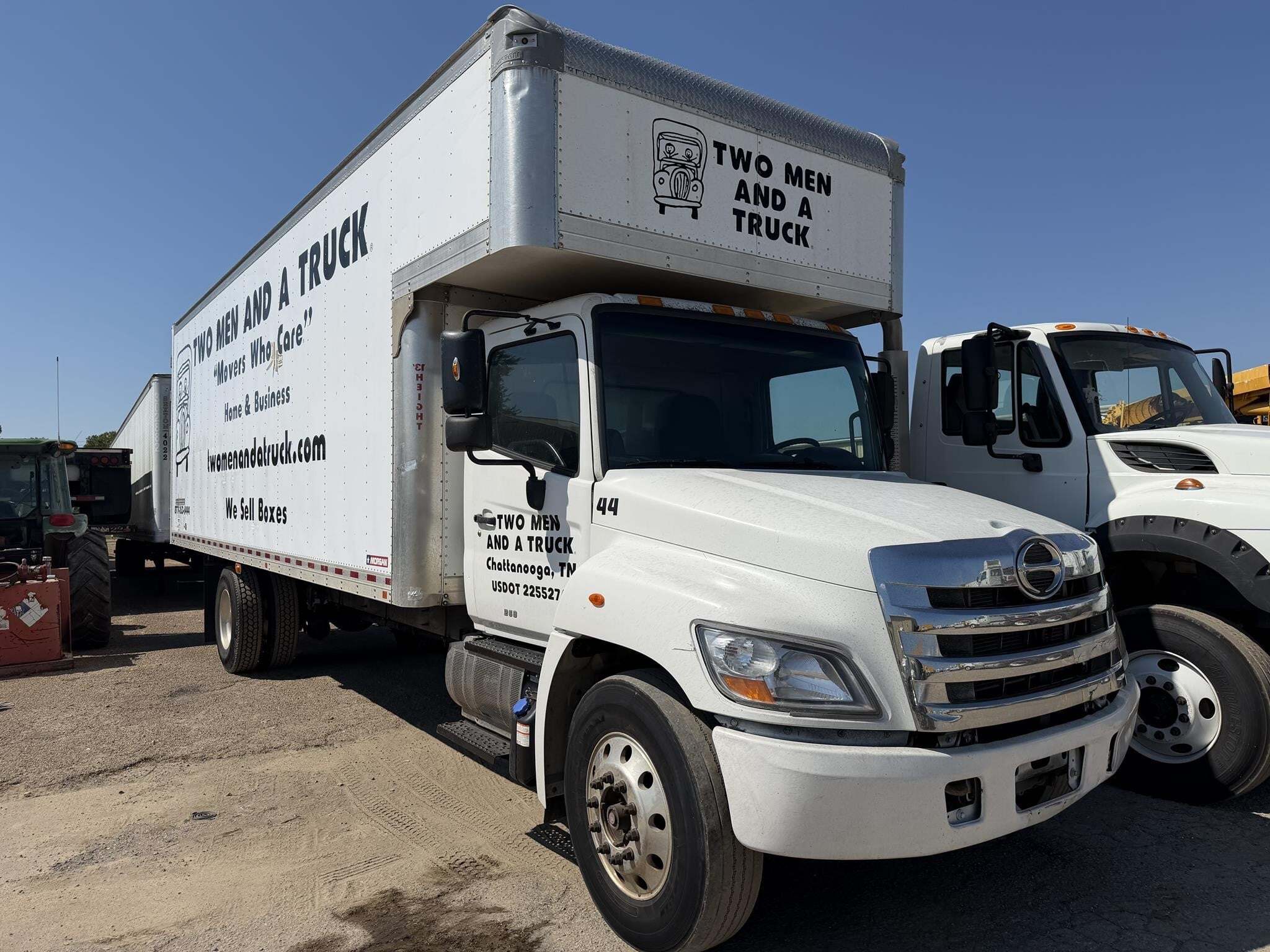 2017 Hino 268 Semi Trucks/Trailer