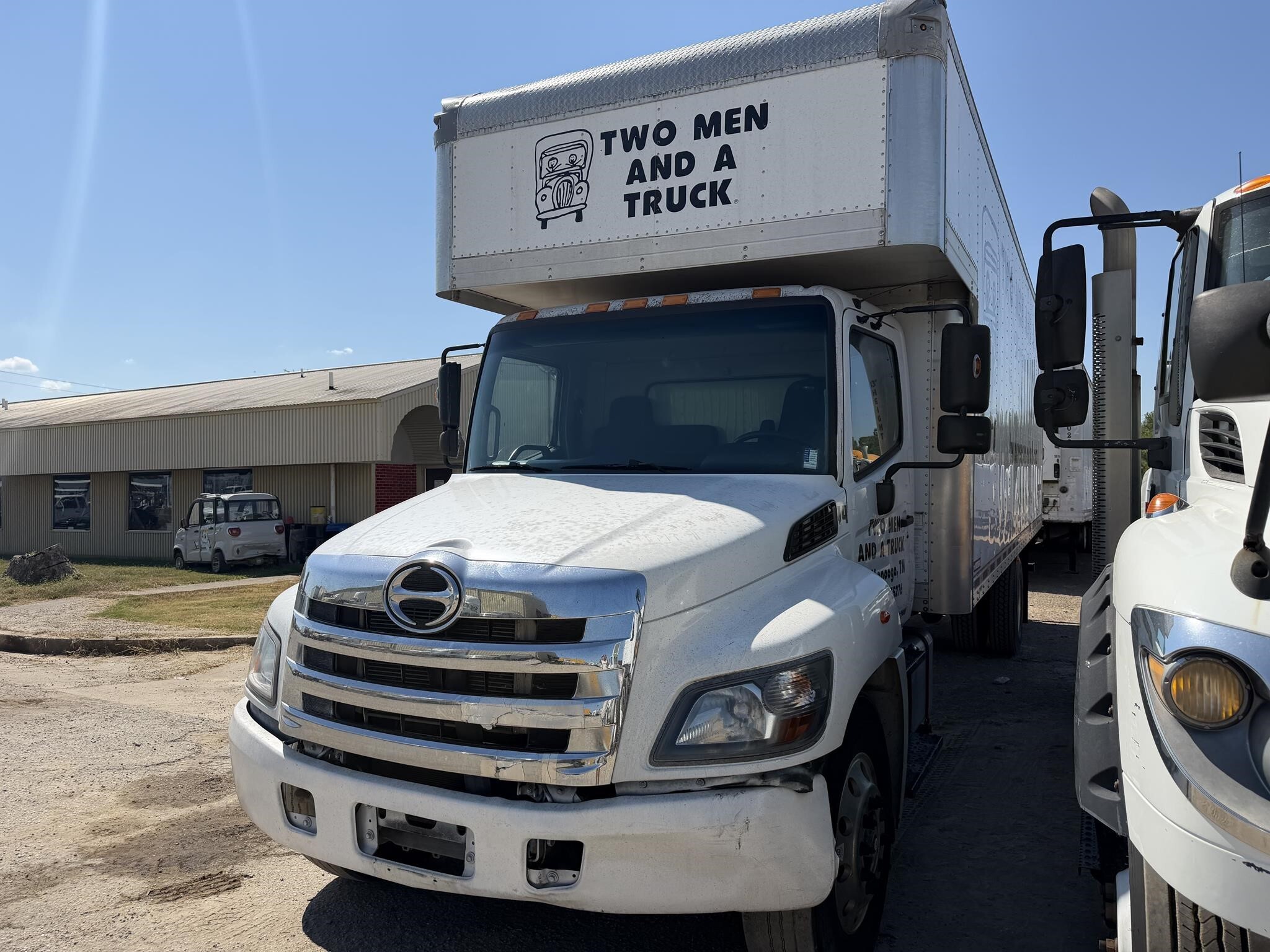 2017 Hino 268 Semi Trucks/Trailer