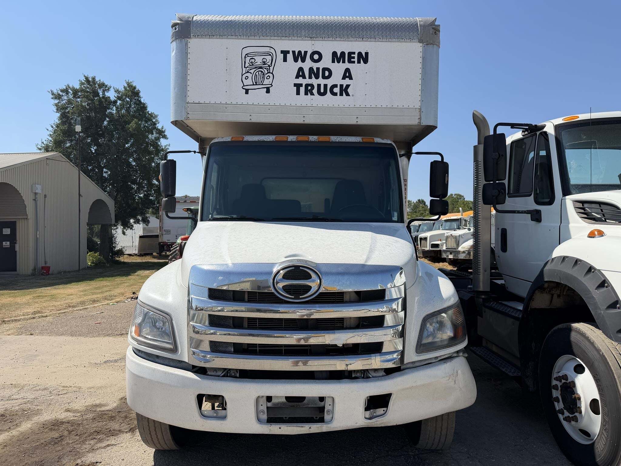 2017 Hino 268 Semi Trucks/Trailer