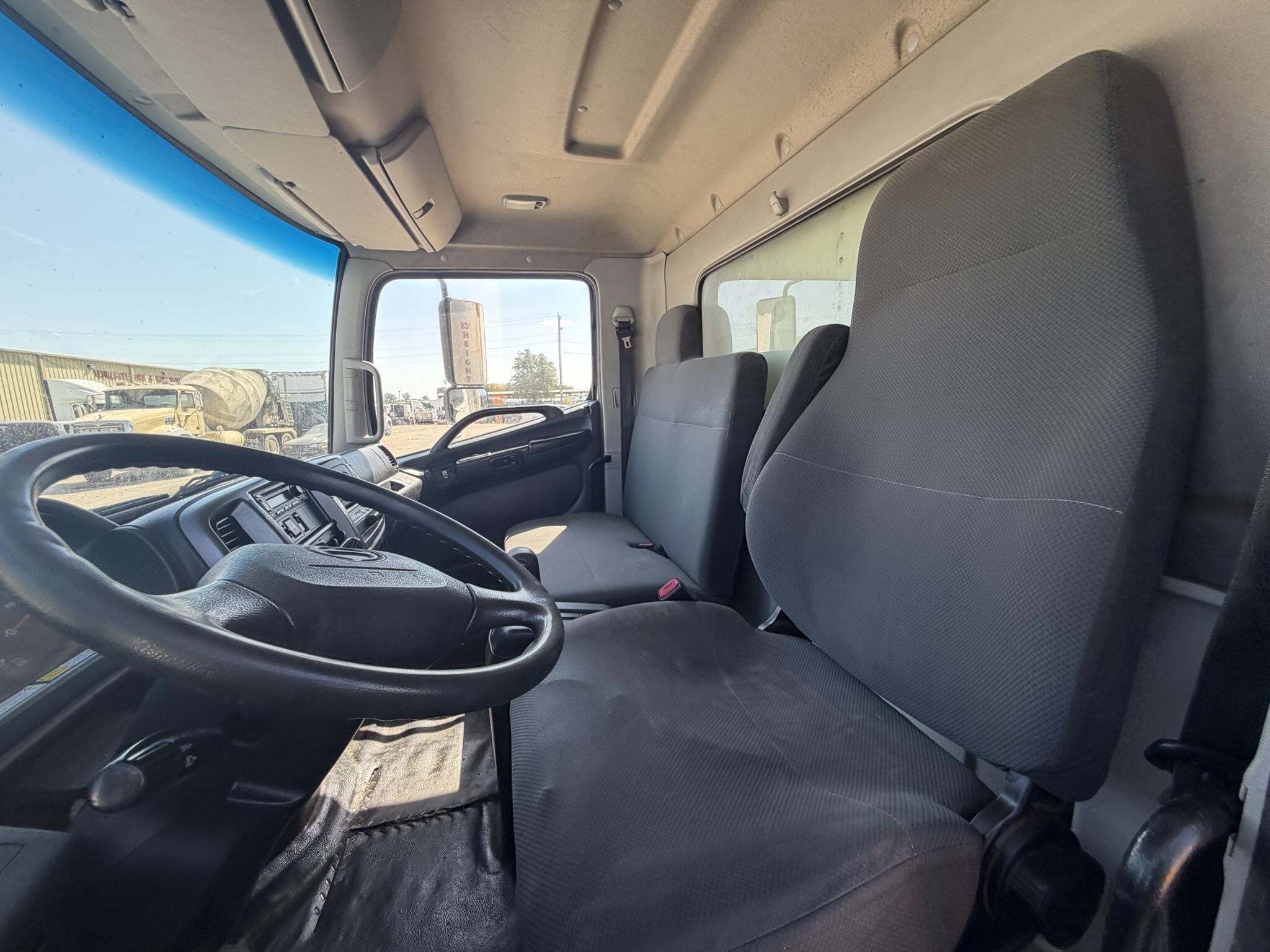 2017 Hino 268 Semi Trucks/Trailer