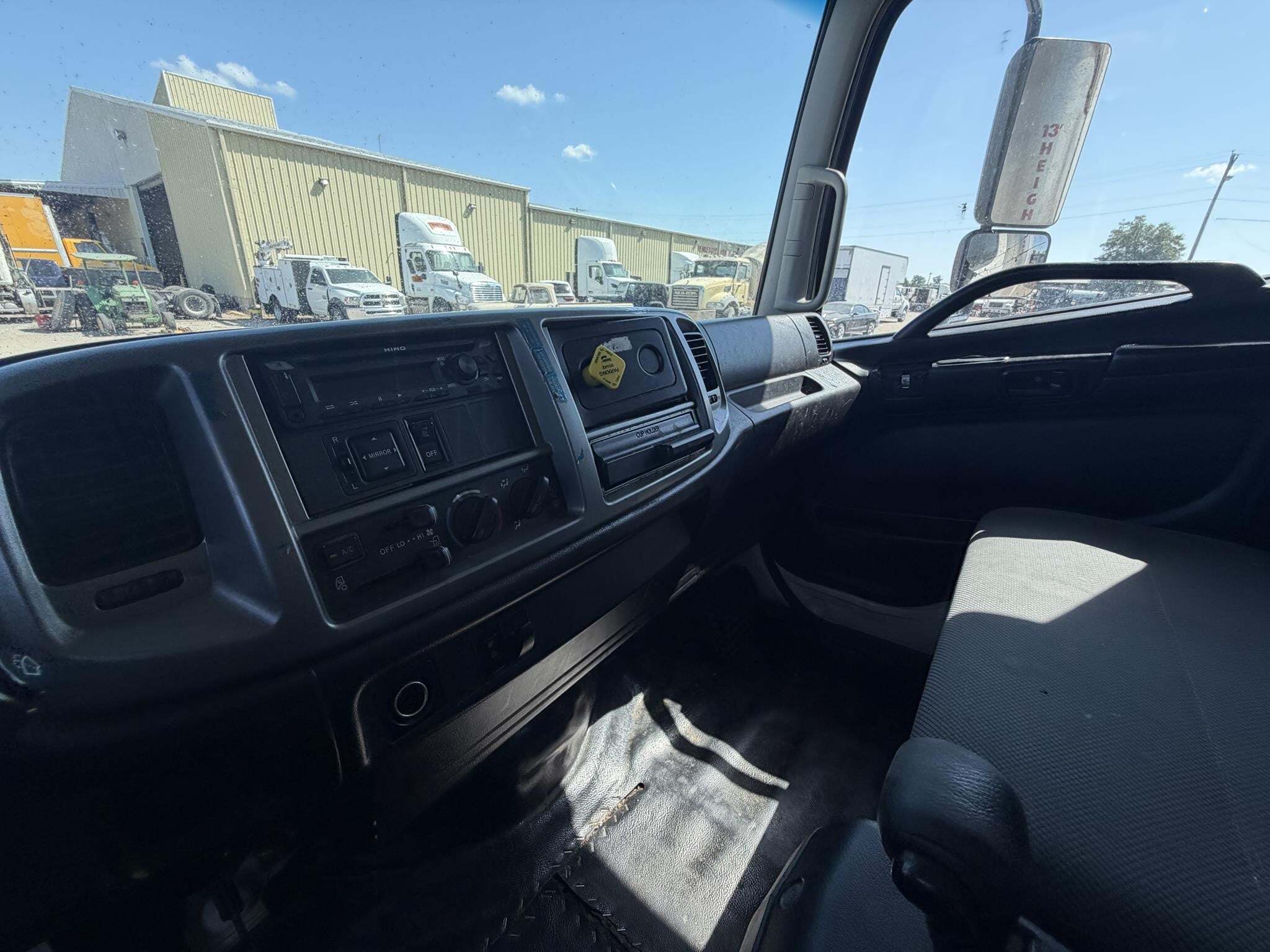 2017 Hino 268 Semi Trucks/Trailer