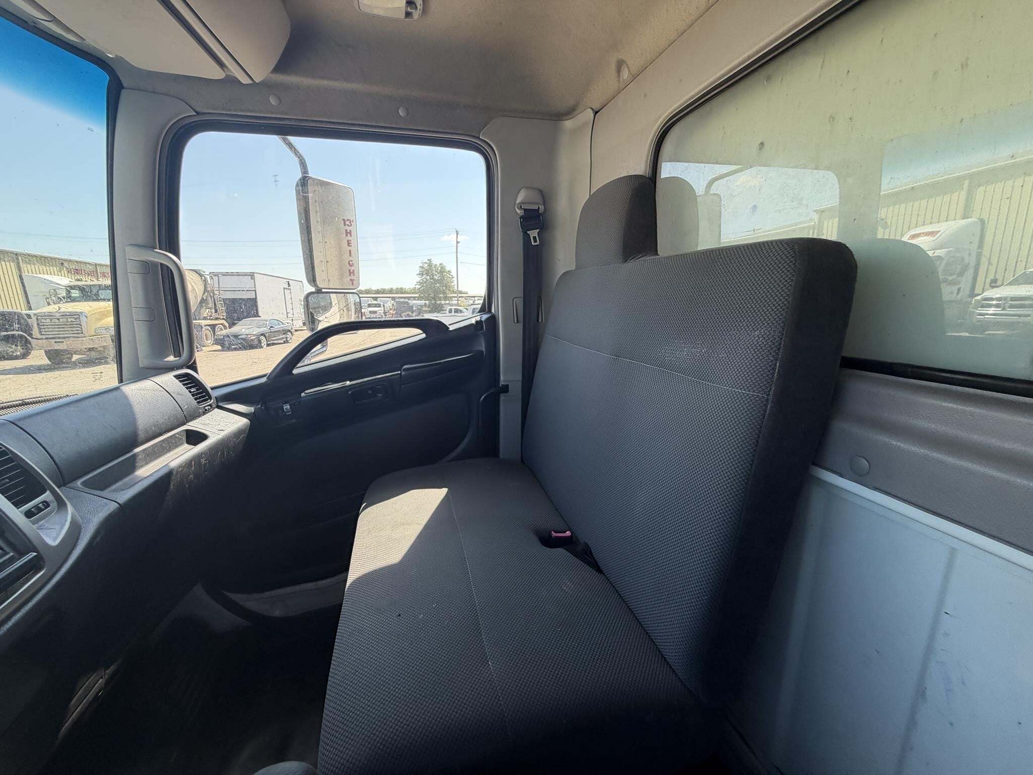 2017 Hino 268 Semi Trucks/Trailer