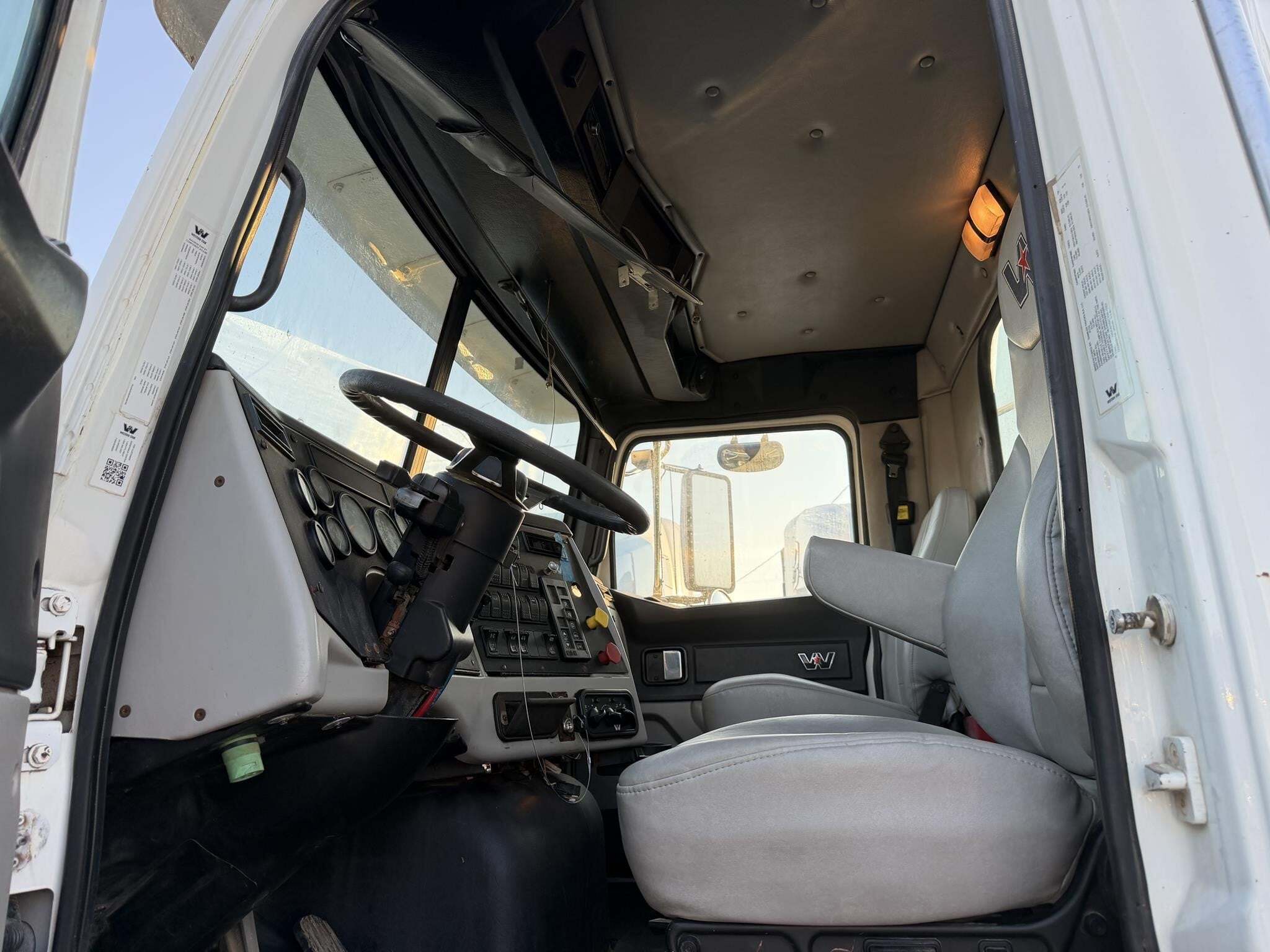 2017 Western Star 4700 Semi Trucks/Trailer