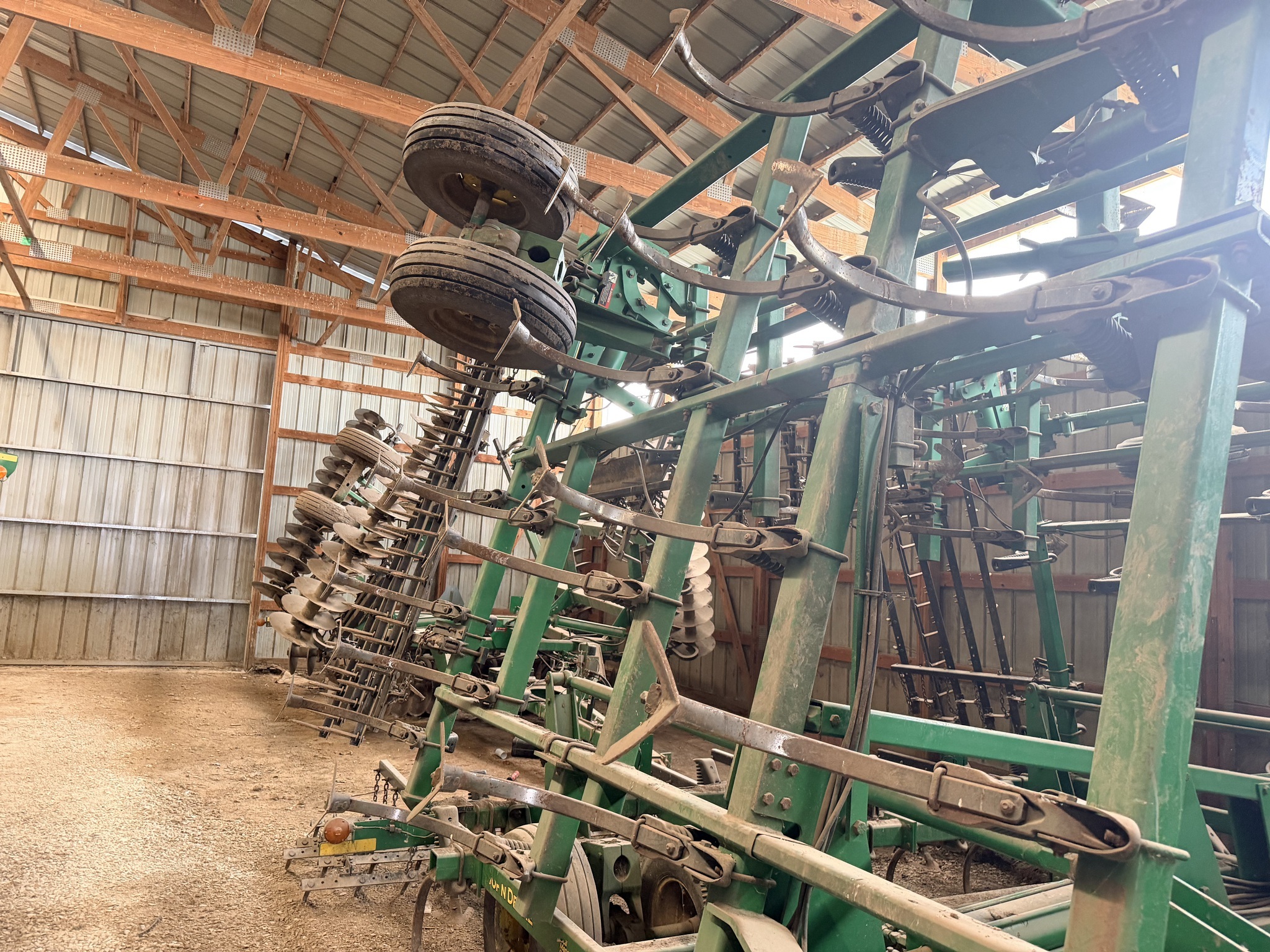 2005 John Deere 2210 Field Cultivator