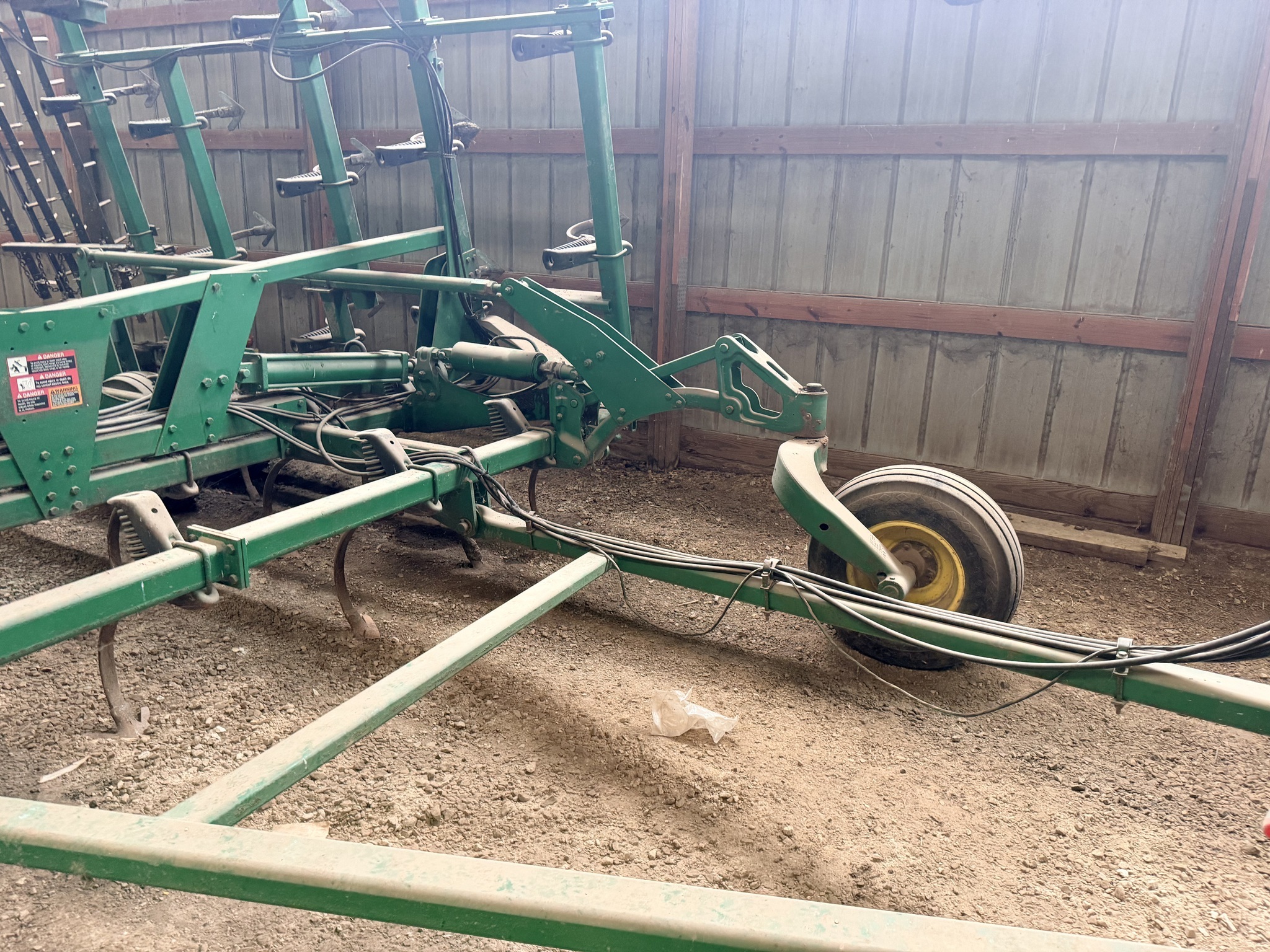 2005 John Deere 2210 Field Cultivator