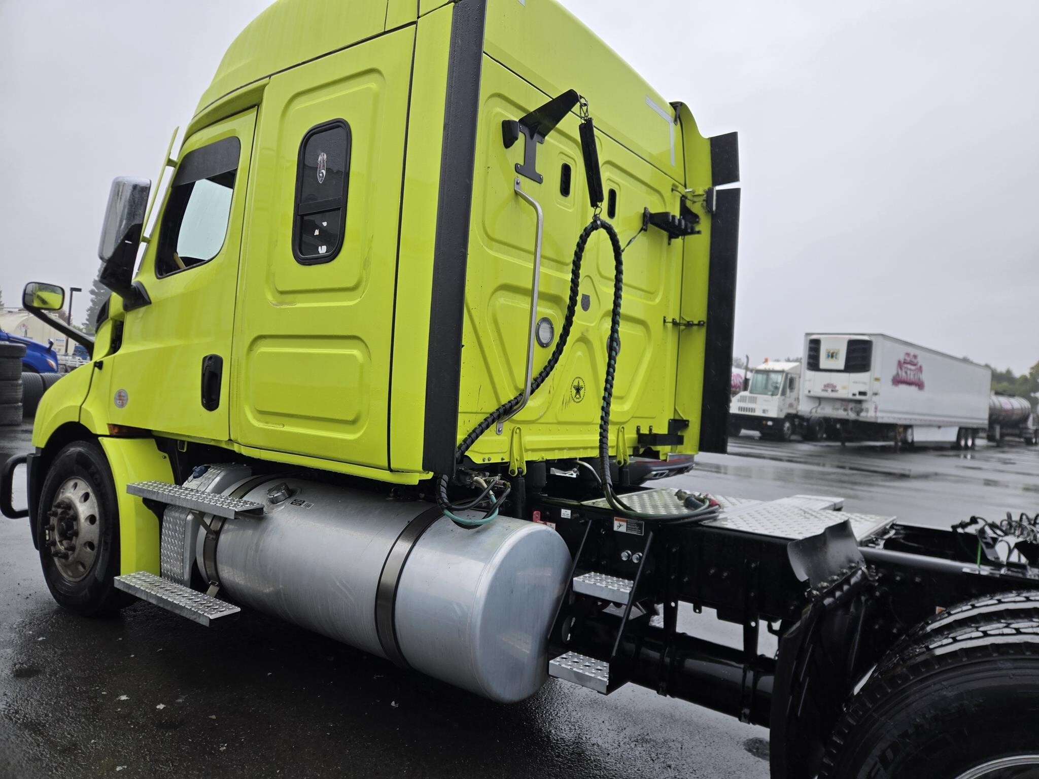 2022 Freightliner CASCADIA 116 Semi Trucks/Trailer