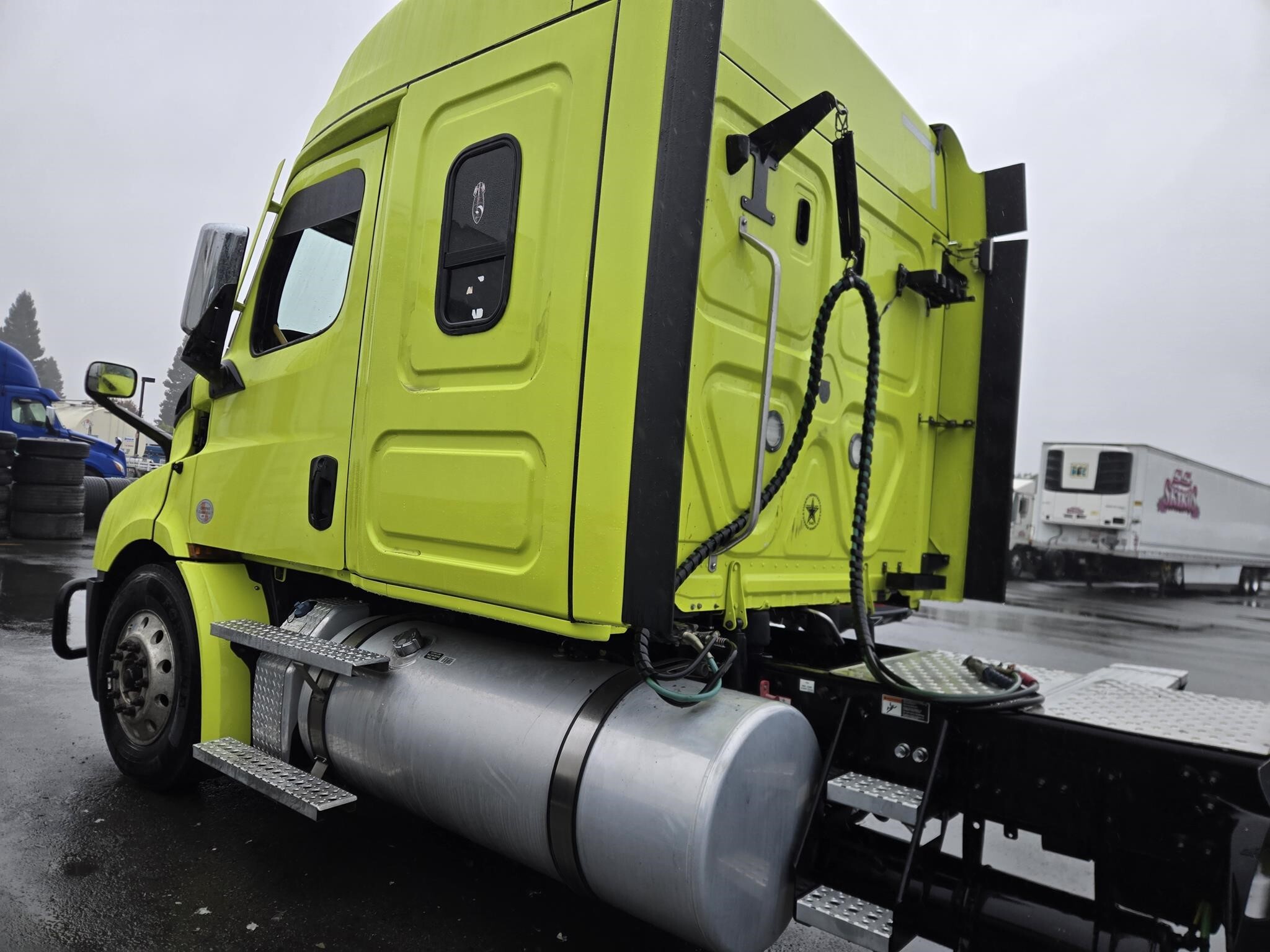 2022 Freightliner CASCADIA 116 Semi Trucks/Trailer
