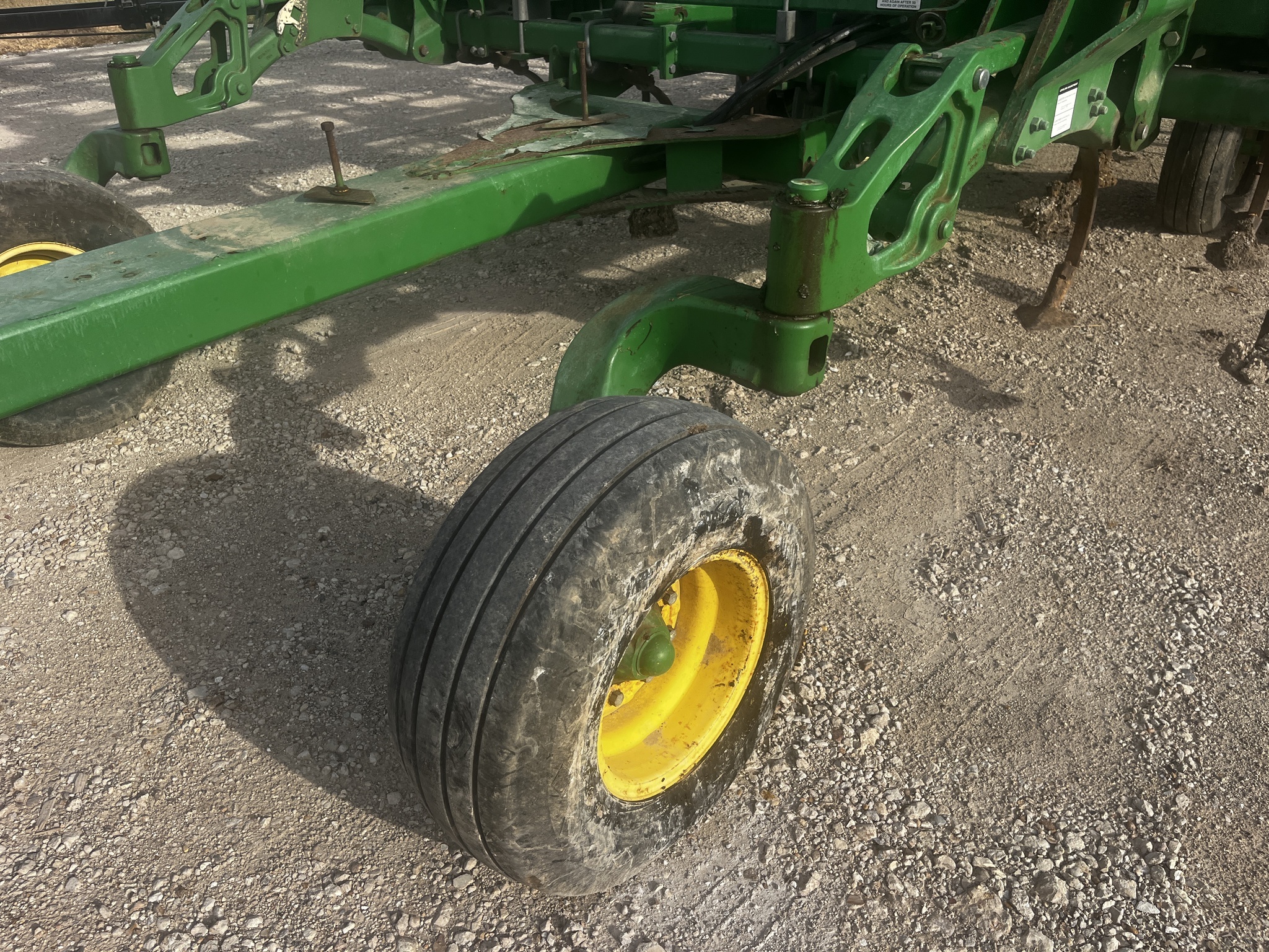 2013 John Deere 2210 Field Cultivator