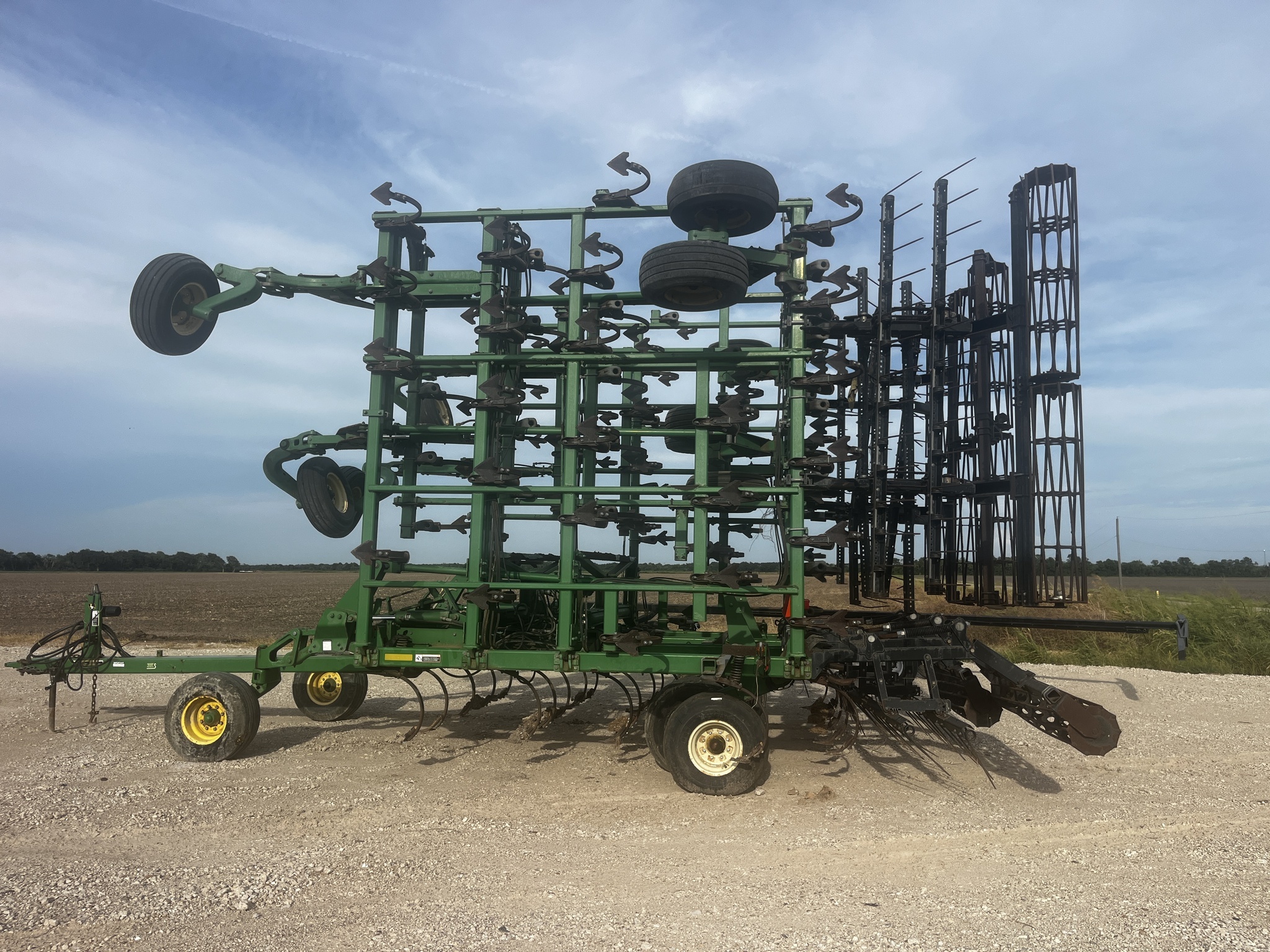 2013 John Deere 2210 Field Cultivator