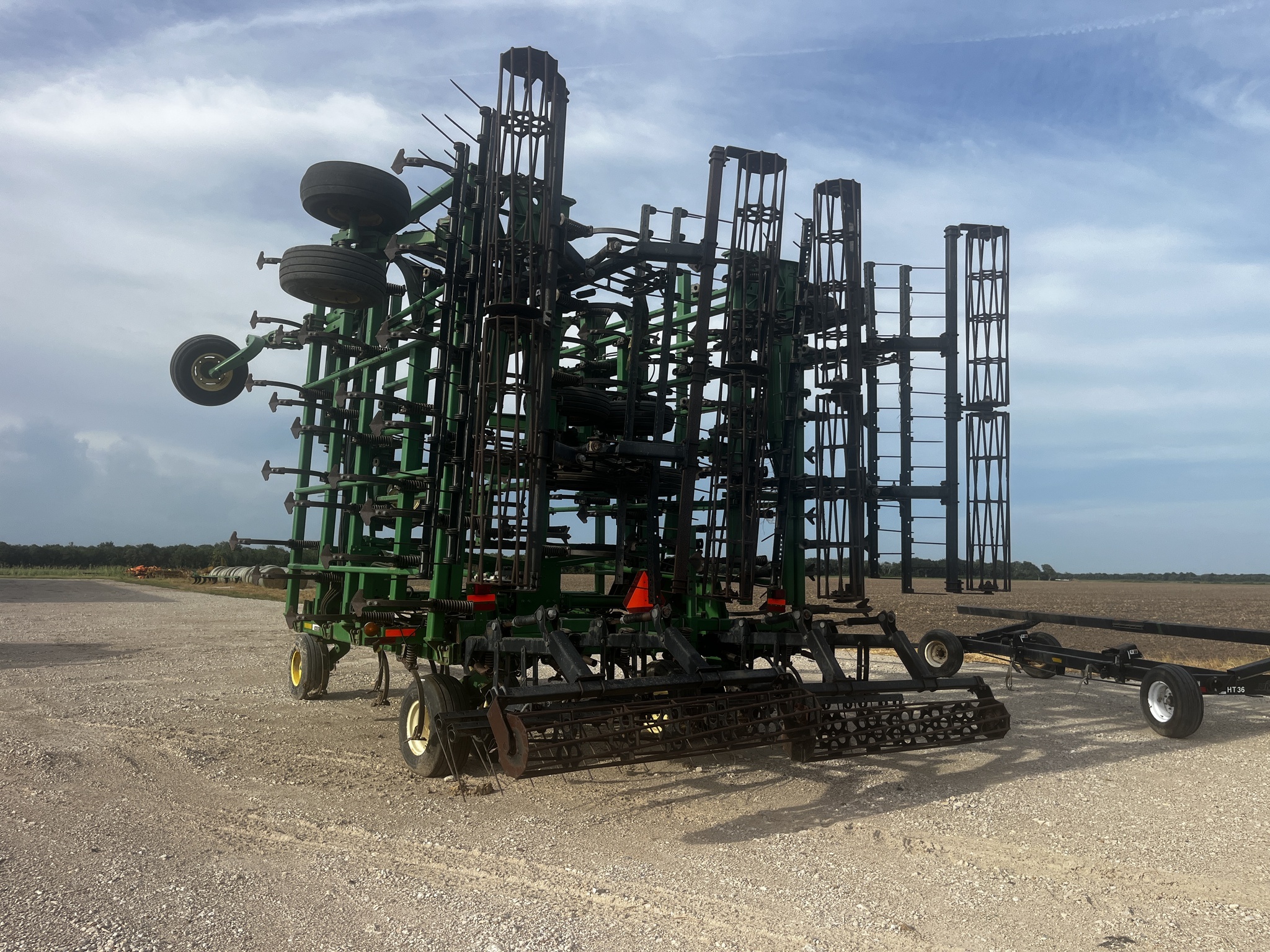 2013 John Deere 2210 Field Cultivator
