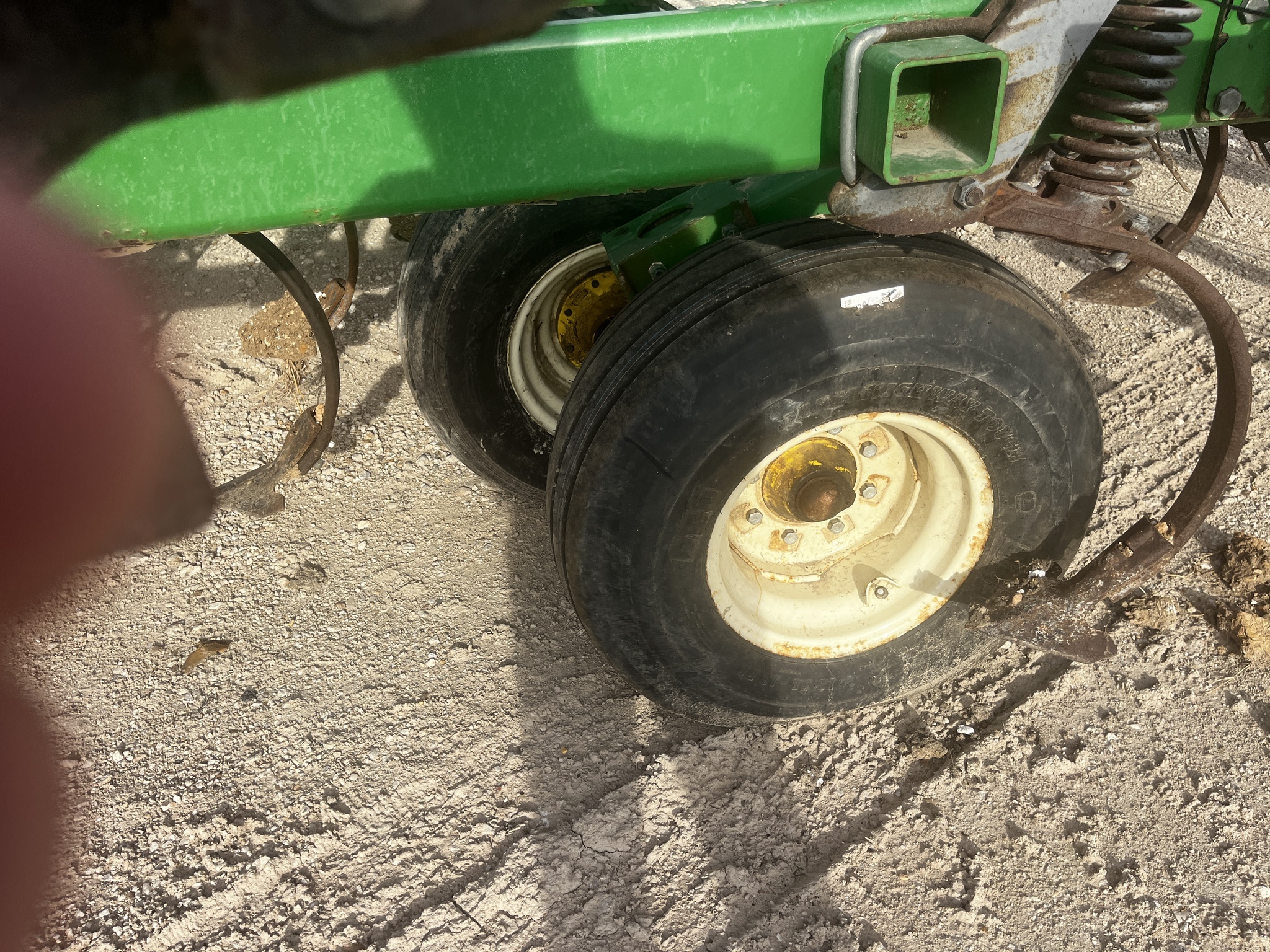 2013 John Deere 2210 Field Cultivator