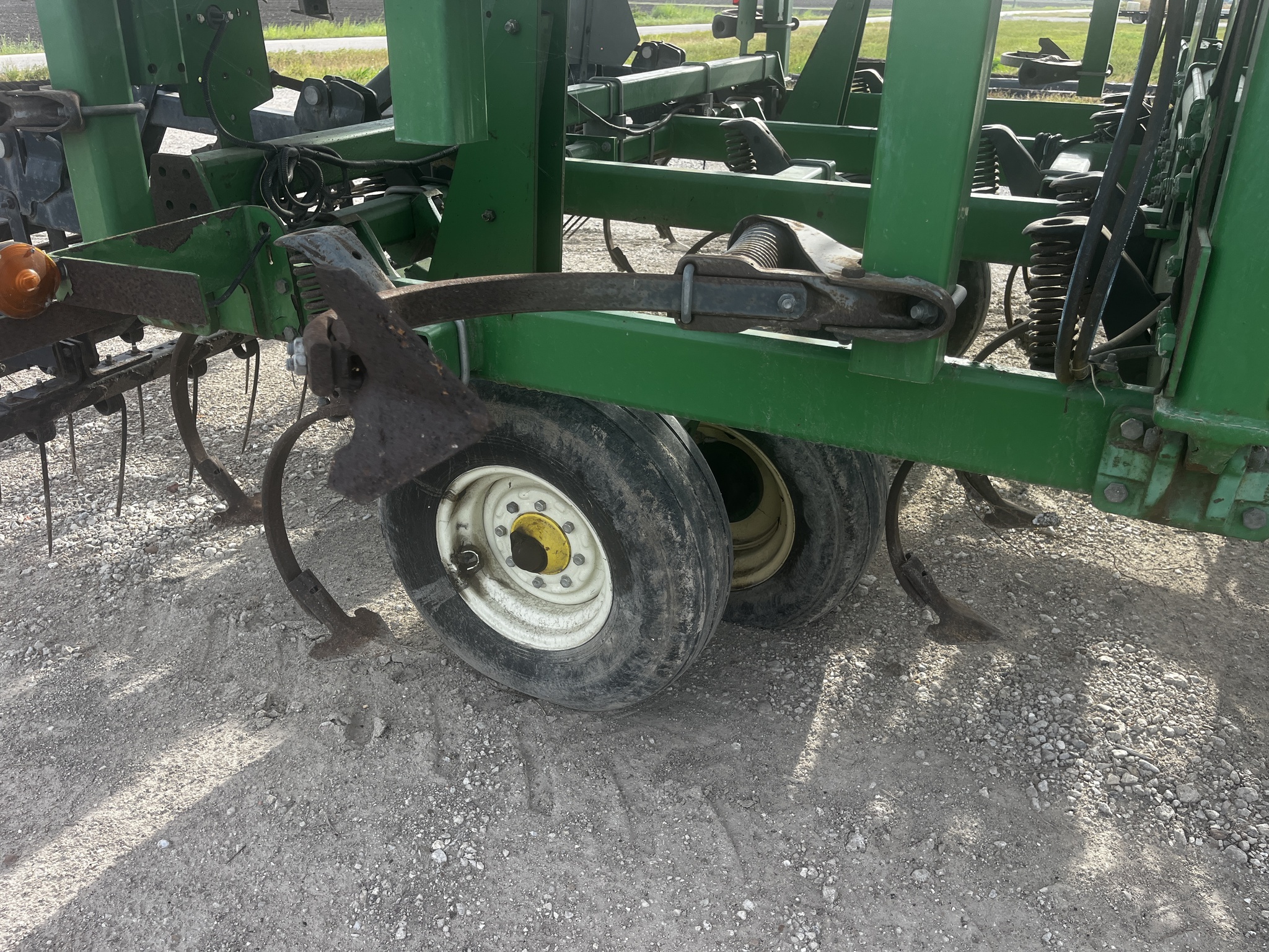 2013 John Deere 2210 Field Cultivator