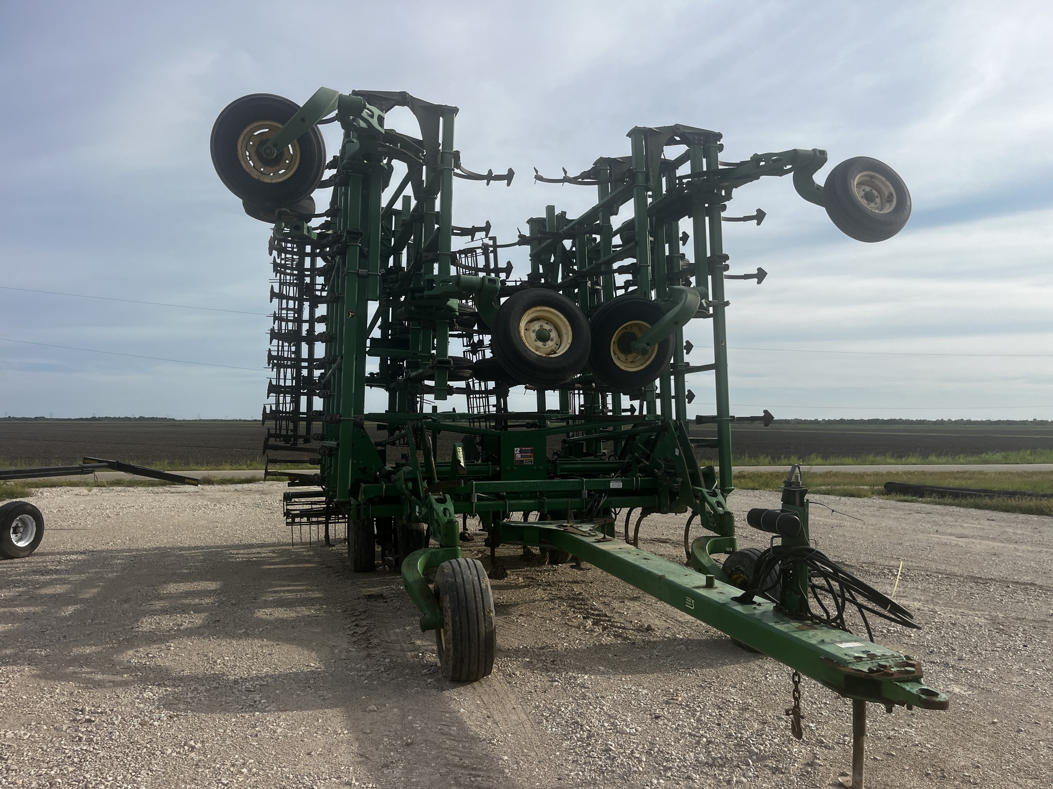 2013 John Deere 2210 Field Cultivator