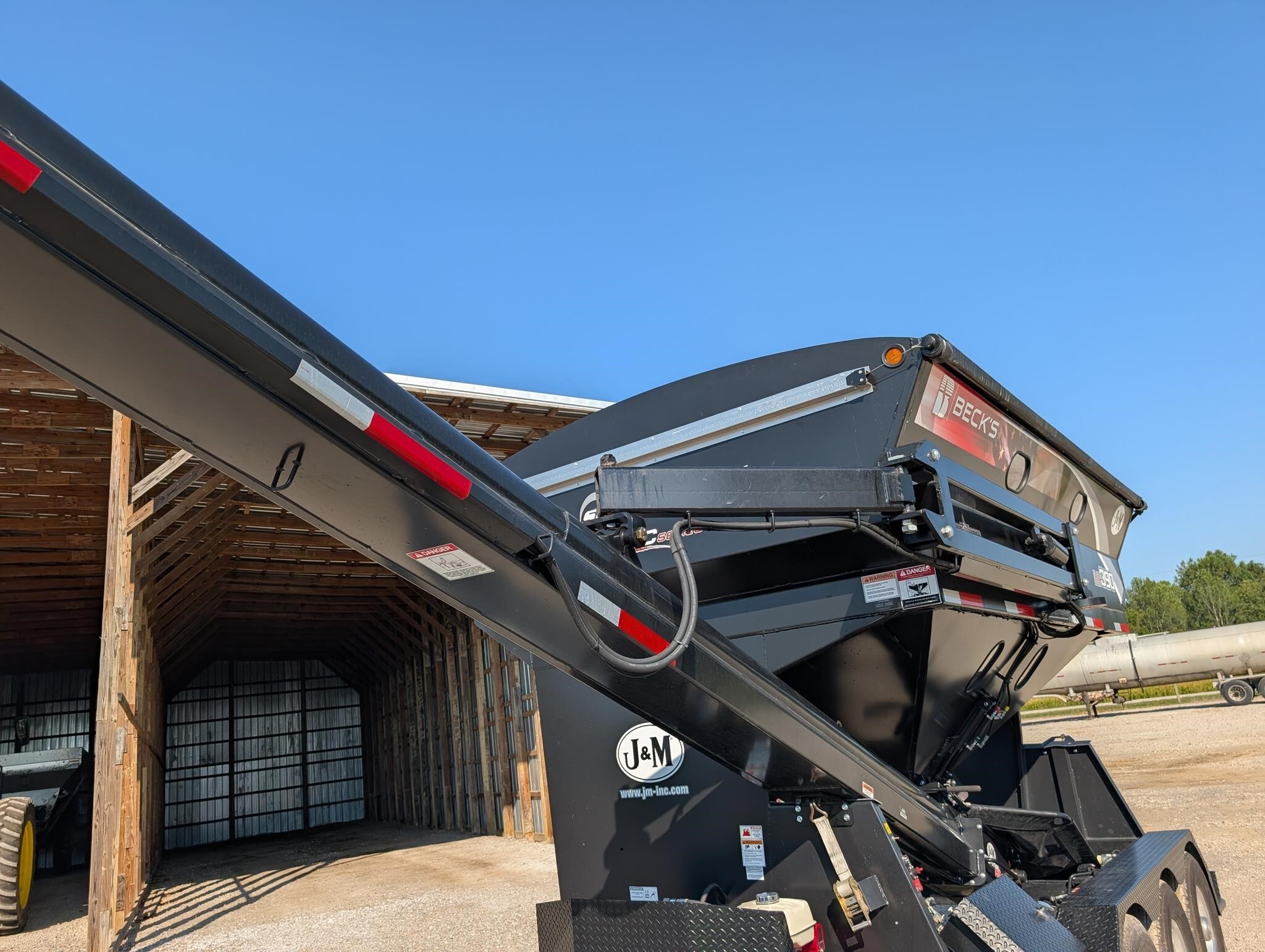 2023 J&M LC390 Seed Tender