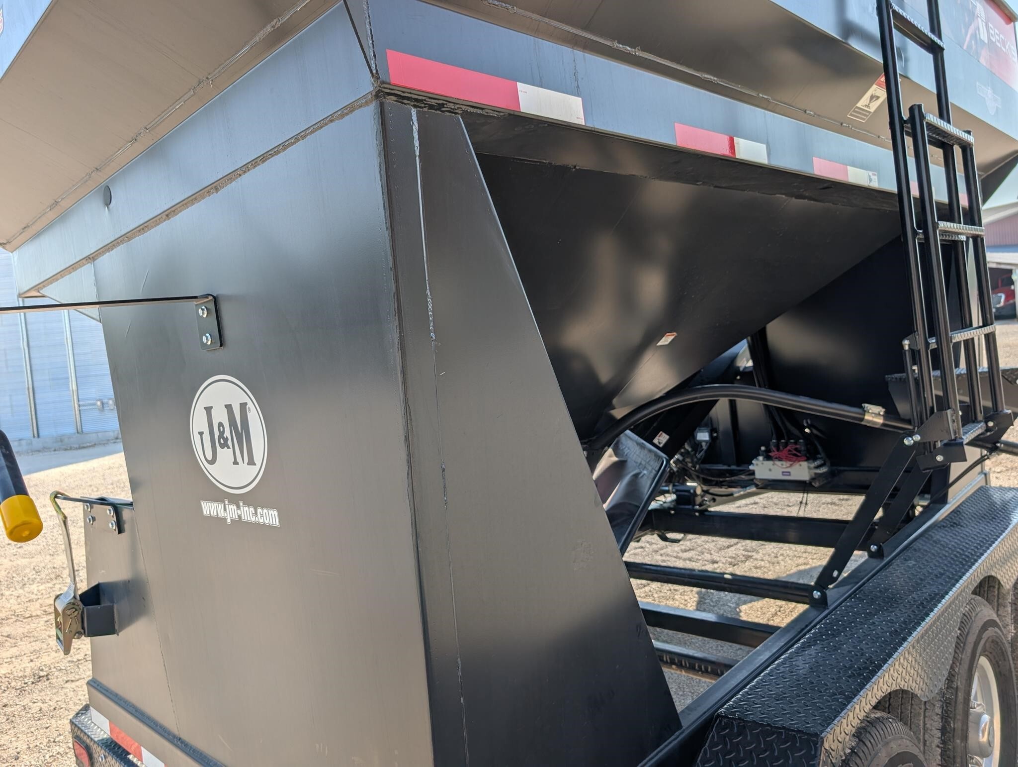 2023 J&M LC390 Seed Tender