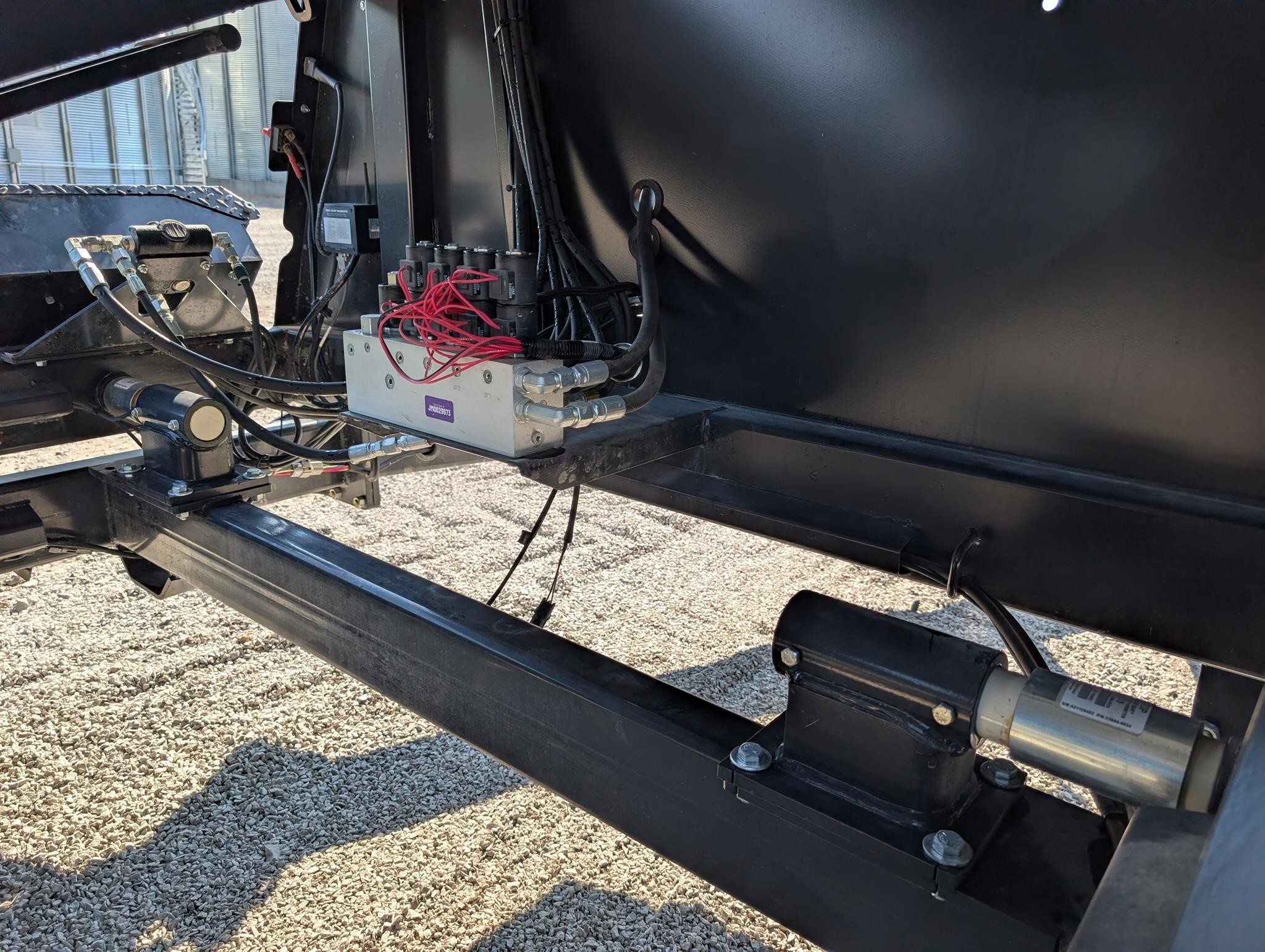 2023 J&M LC390 Seed Tender