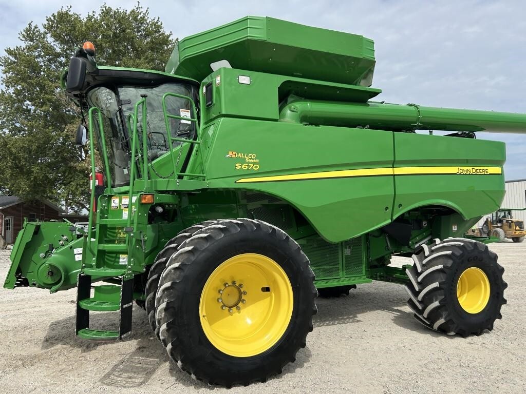 2016 John Deere S670 Combine