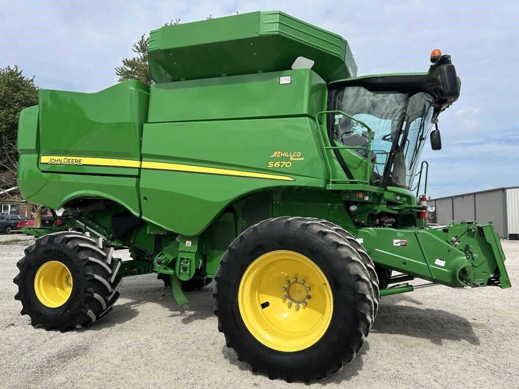 2016 John Deere S670 Combine