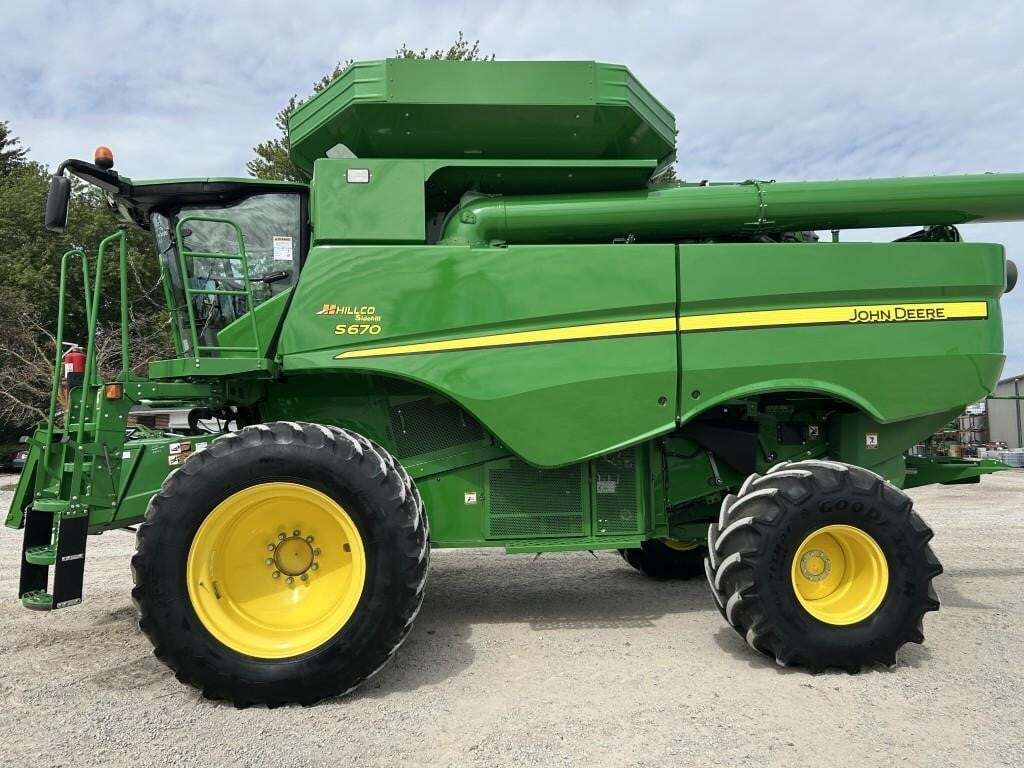 2016 John Deere S670 Combine