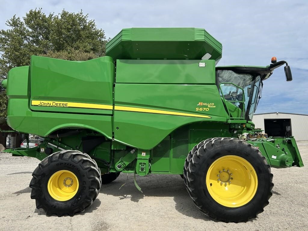2016 John Deere S670 Combine