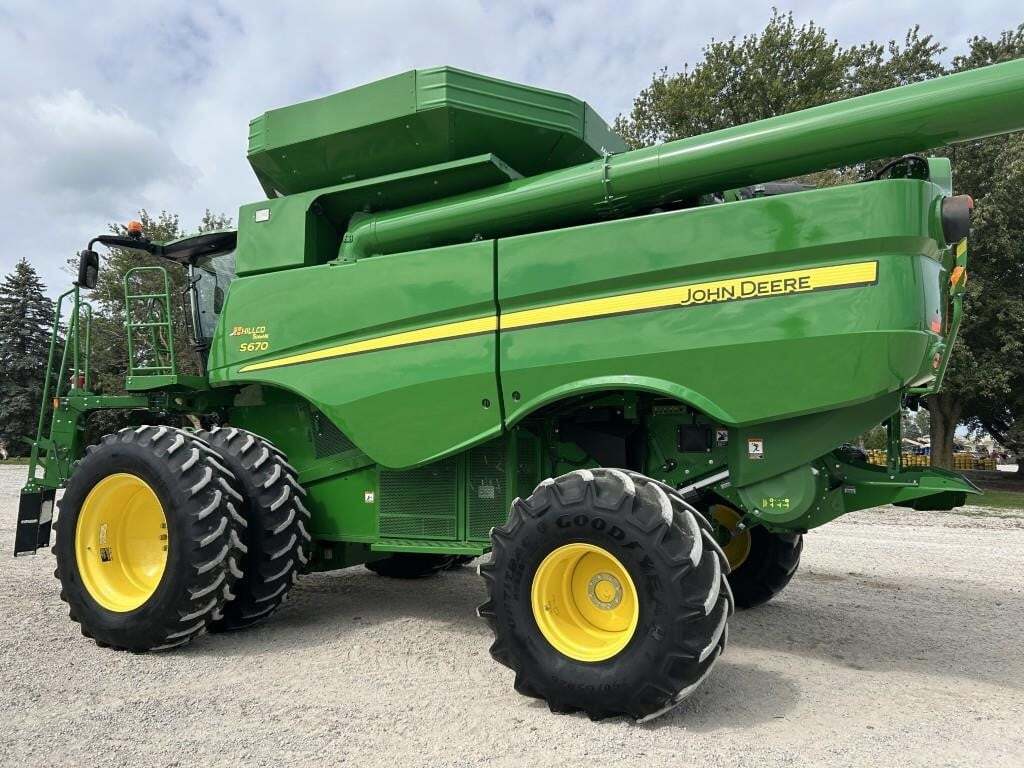 2016 John Deere S670 Combine