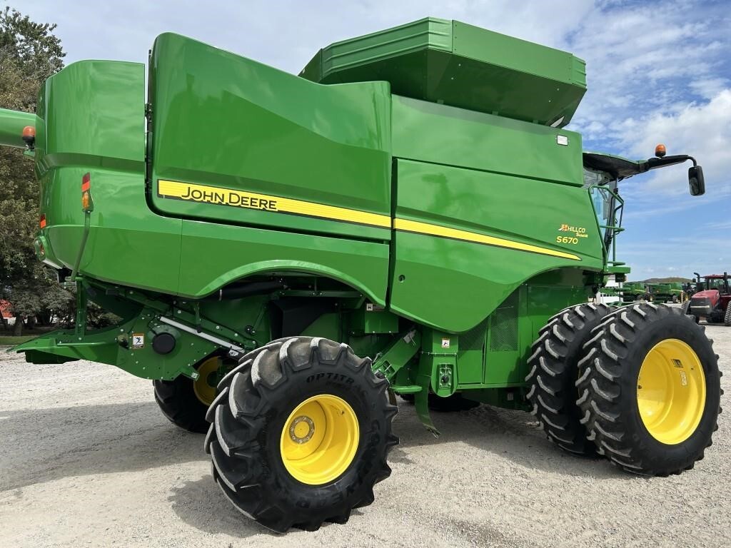 2016 John Deere S670 Combine