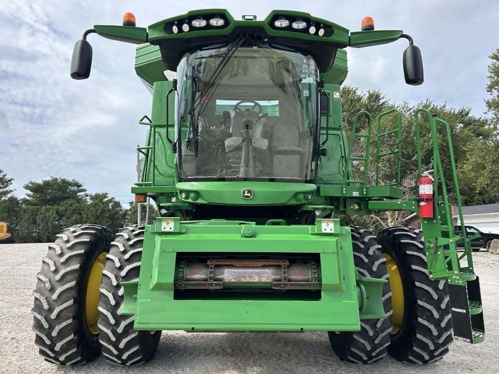 2016 John Deere S670 Combine
