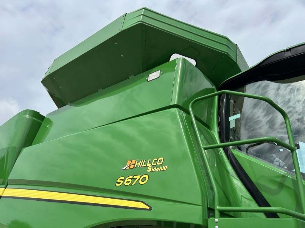 2016 John Deere S670 Combine