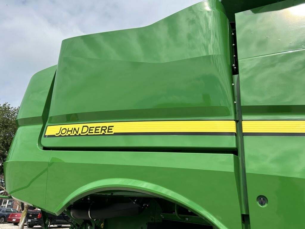 2016 John Deere S670 Combine