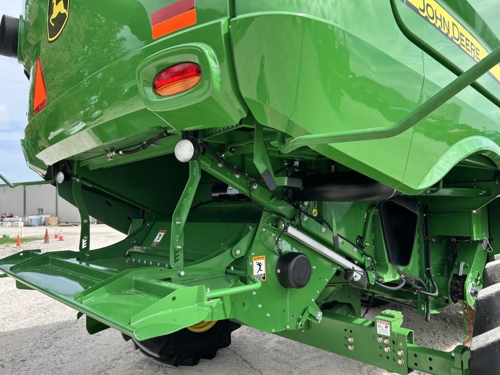 2016 John Deere S670 Combine